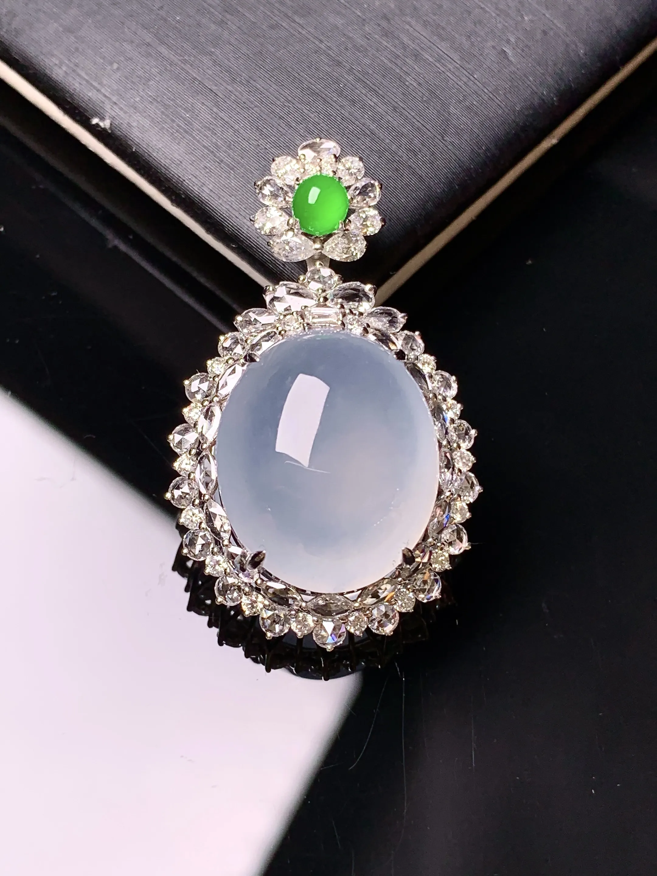 18k金钻镶嵌冰种蛋面吊坠 玉质细腻 色泽艳丽清新 整体尺寸32*19.5*10.8