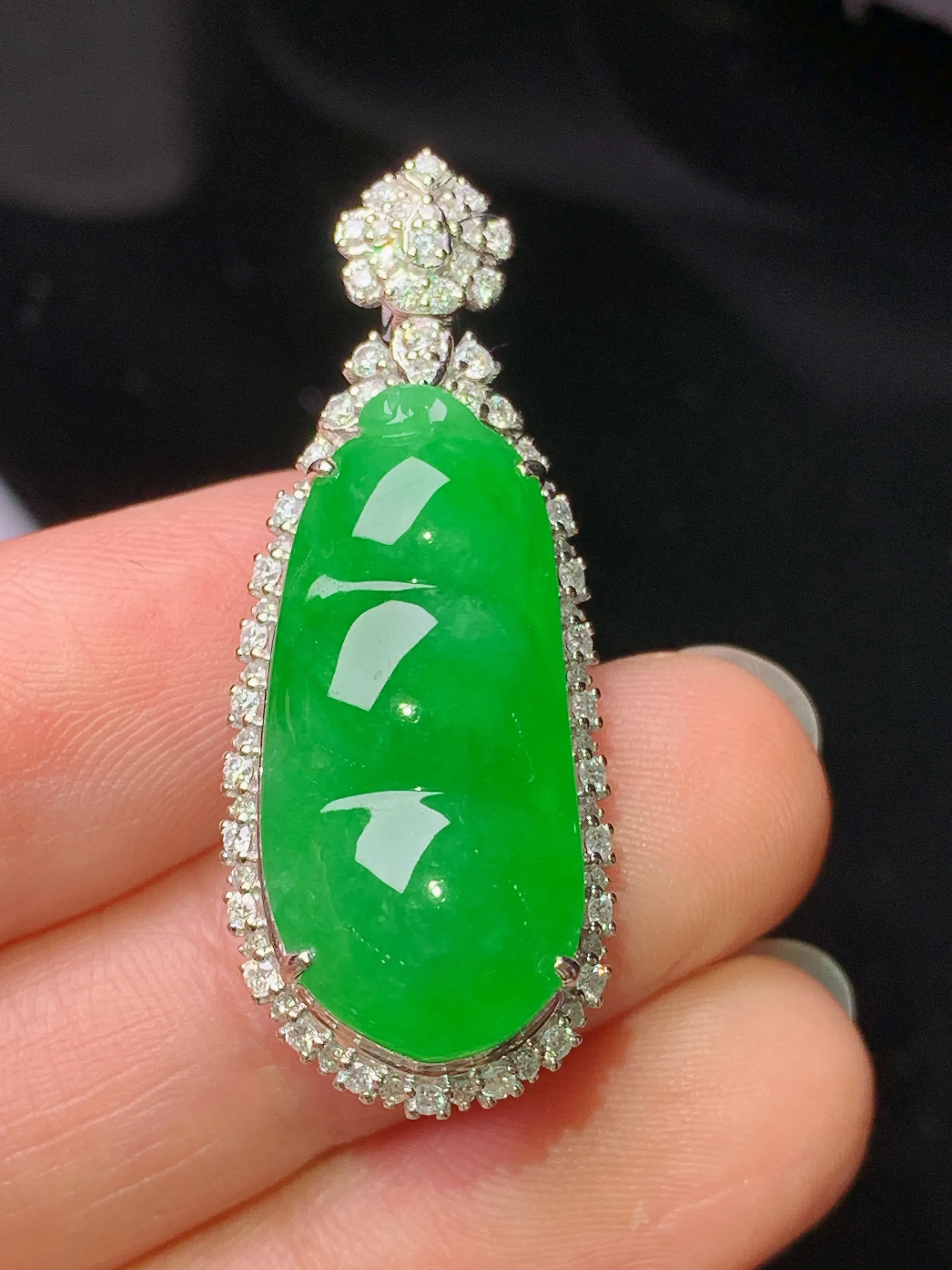 18k金钻镶嵌满绿四季豆吊坠 玉质细腻 色泽艳丽清新 整体尺寸36.5*14.3*12