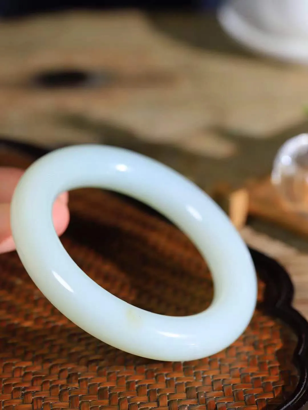 【玉佳人·手镯】

精品️和田玉青白玉圆条手镯 ，玉质细腻油润，做工细致精美，端庄素雅，亭亭玉立，芊芊素手。芊芊素手，怎能忘镯？秀美镯型，更显婀娜。内径61.5mm 尺寸14.3-13.8mm重107.8克6920580L