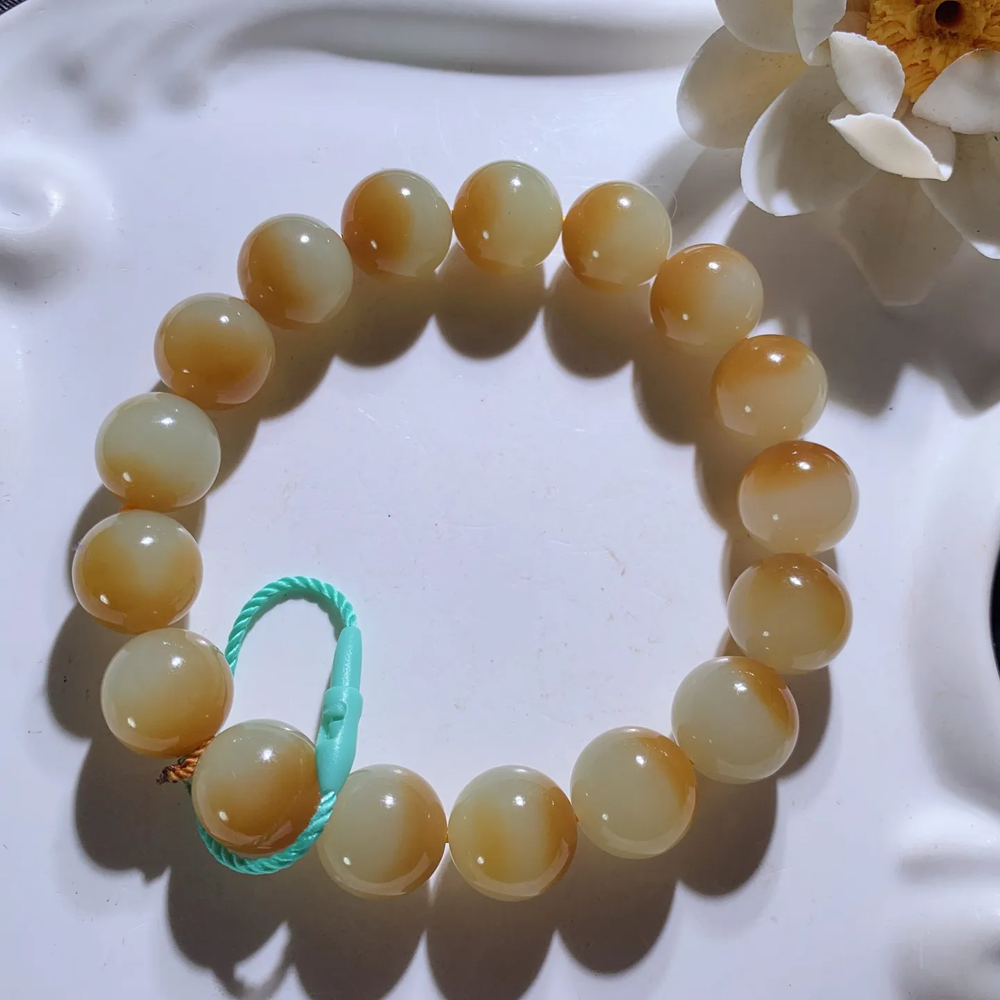 新疆和田玉且末糖圆珠手串 单颗尺寸12！玉质细腻油润。手推出油。佩戴高端典雅。lt260205