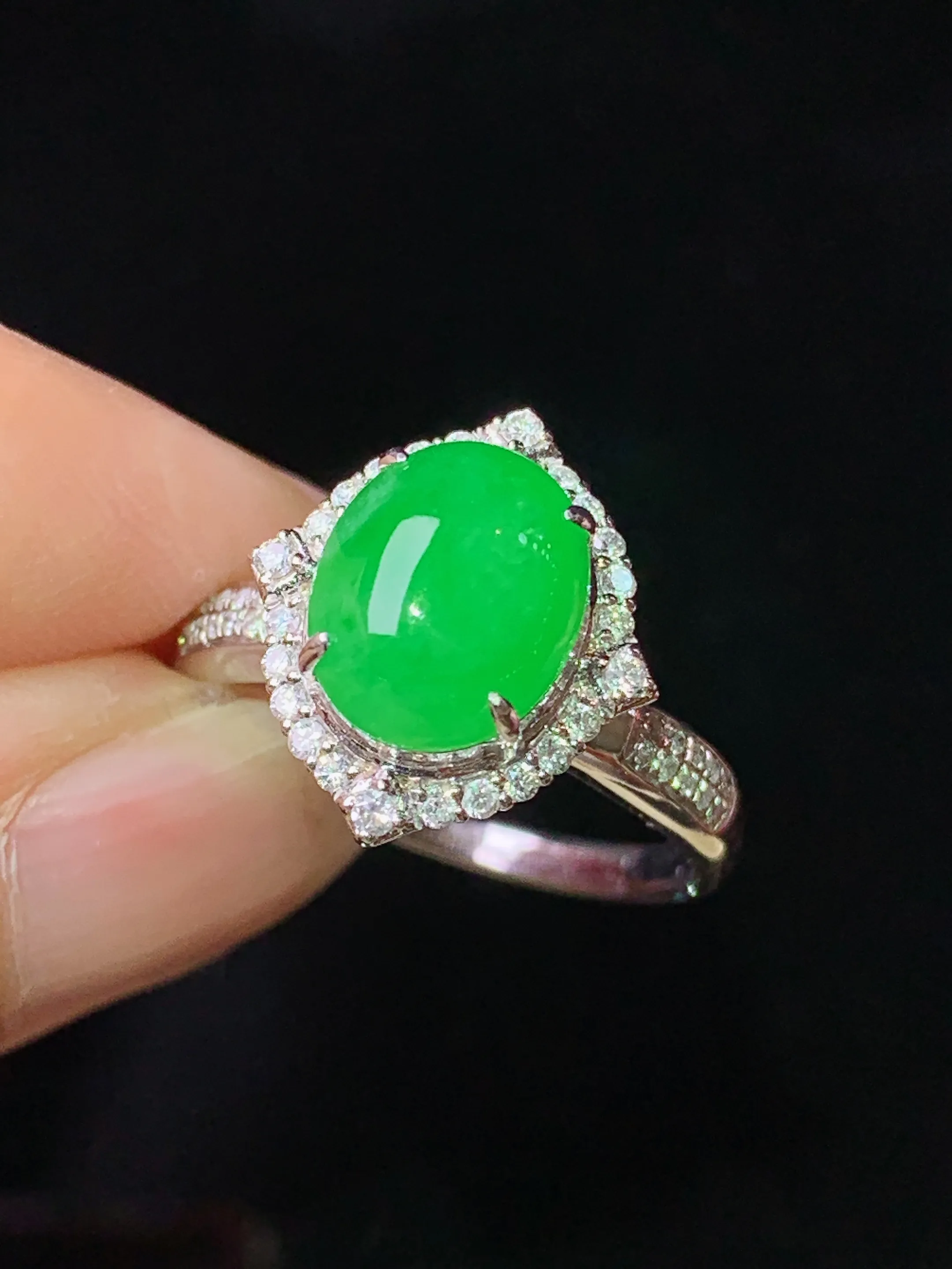 18k金钻镶嵌满绿蛋面戒指 玉质细腻 色泽艳丽清新 圈口13.5 整体尺寸14.8*13.2*10.2
