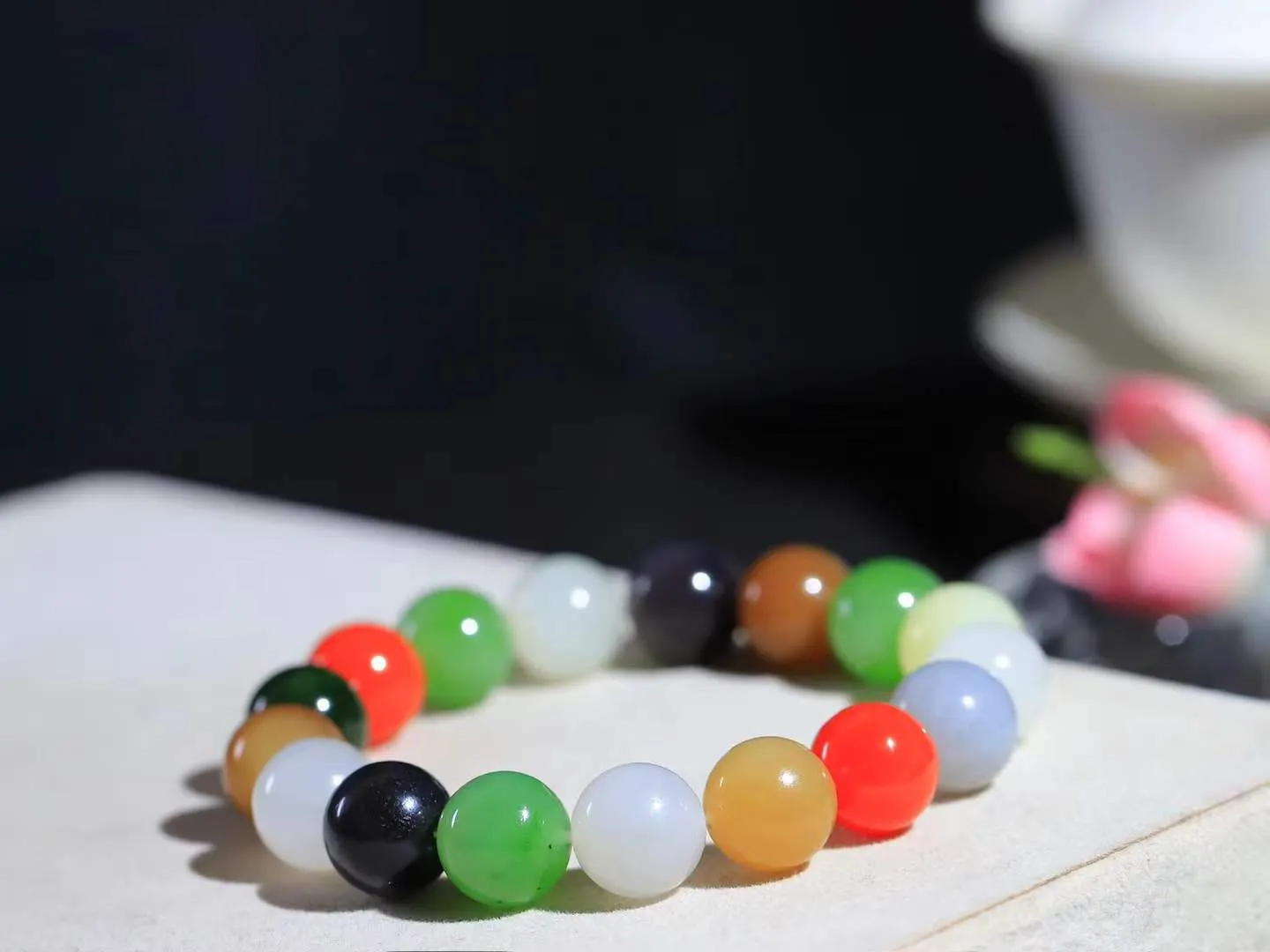 【福运相伴.多宝手串】

货头精选 和田玉多宝圆珠手串，每一颗玉石都凝聚自然的灵气与岁月的沉淀，寓意福禄寿喜，守护您的平安与幸福。佩戴它，感受千年玉文化的温润与优雅。重44克  尺寸取一12mm  6620533T