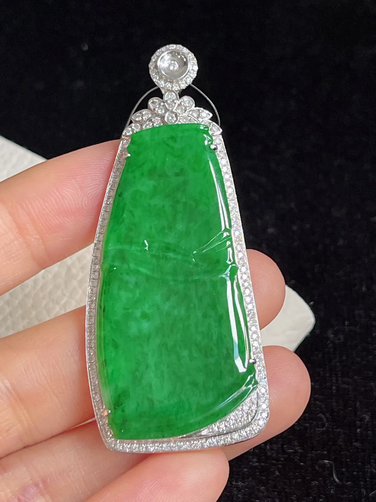 翡翠糯化种绿色节节高，印记：G18K,伴钻石