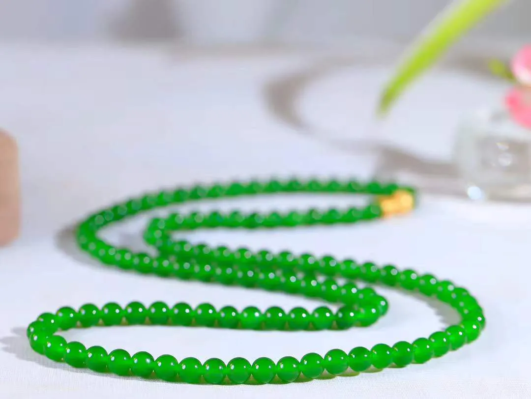 【珠圆玉润.项链】

精品和田玉碧玉珠圆玉润项链 玉质温润细腻  整串打磨圆润，佩戴舒适。珠珠落玉盘