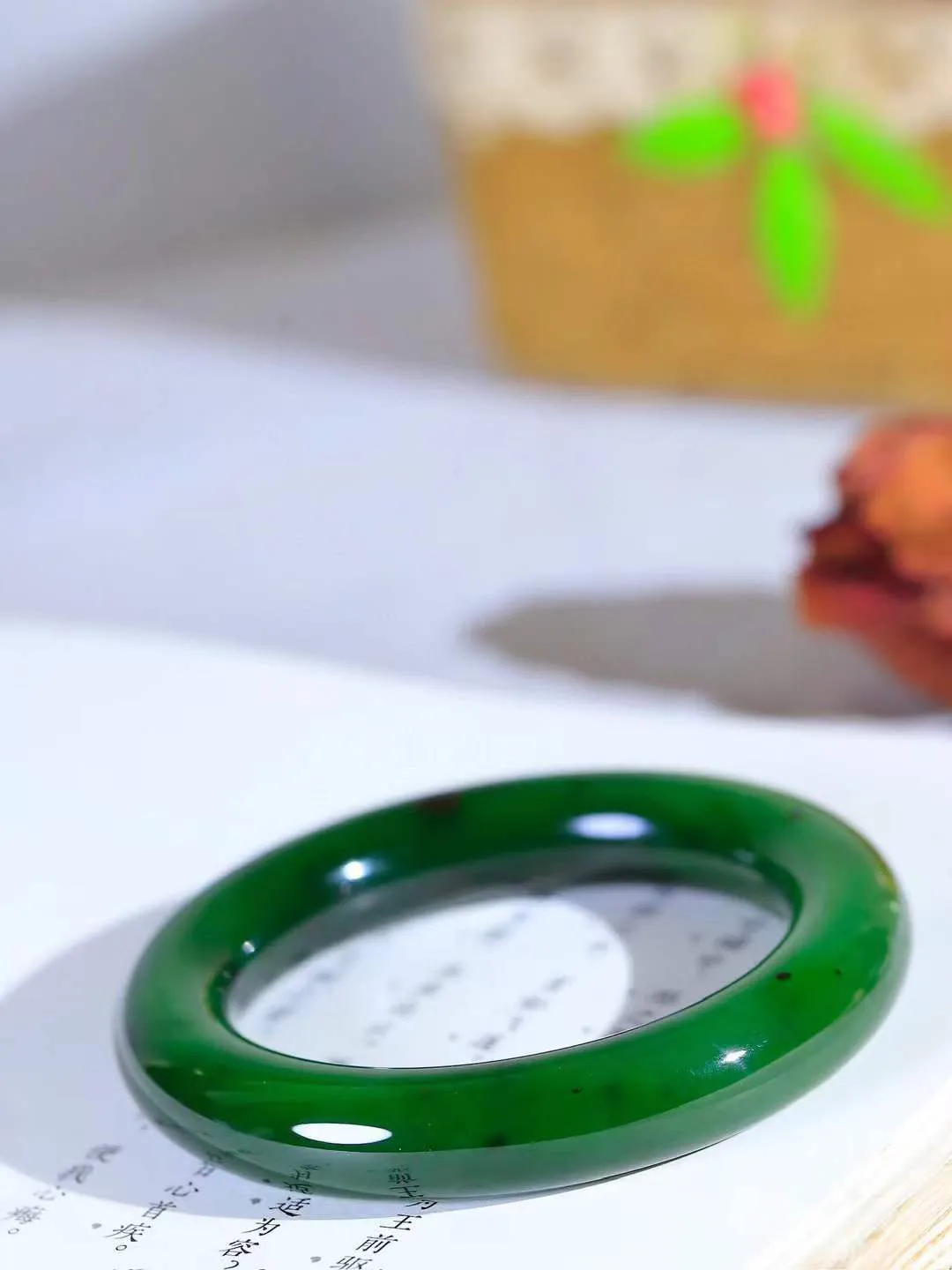 【悠悠芳华.镯】

精品和田玉碧玉圆条手镯 玉质温润 青葱岁月，尽收腕中，婉转流畅，凝岁月悠长。