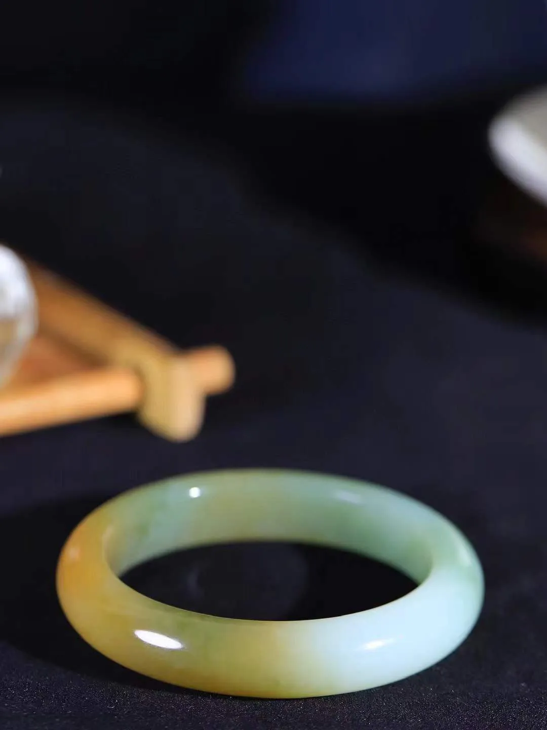 【花样年华·手镯】

精品和田玉三色手镯，质地油润细腻，色泽高贵典雅，镯型古朴典雅。在诗情画意的雨