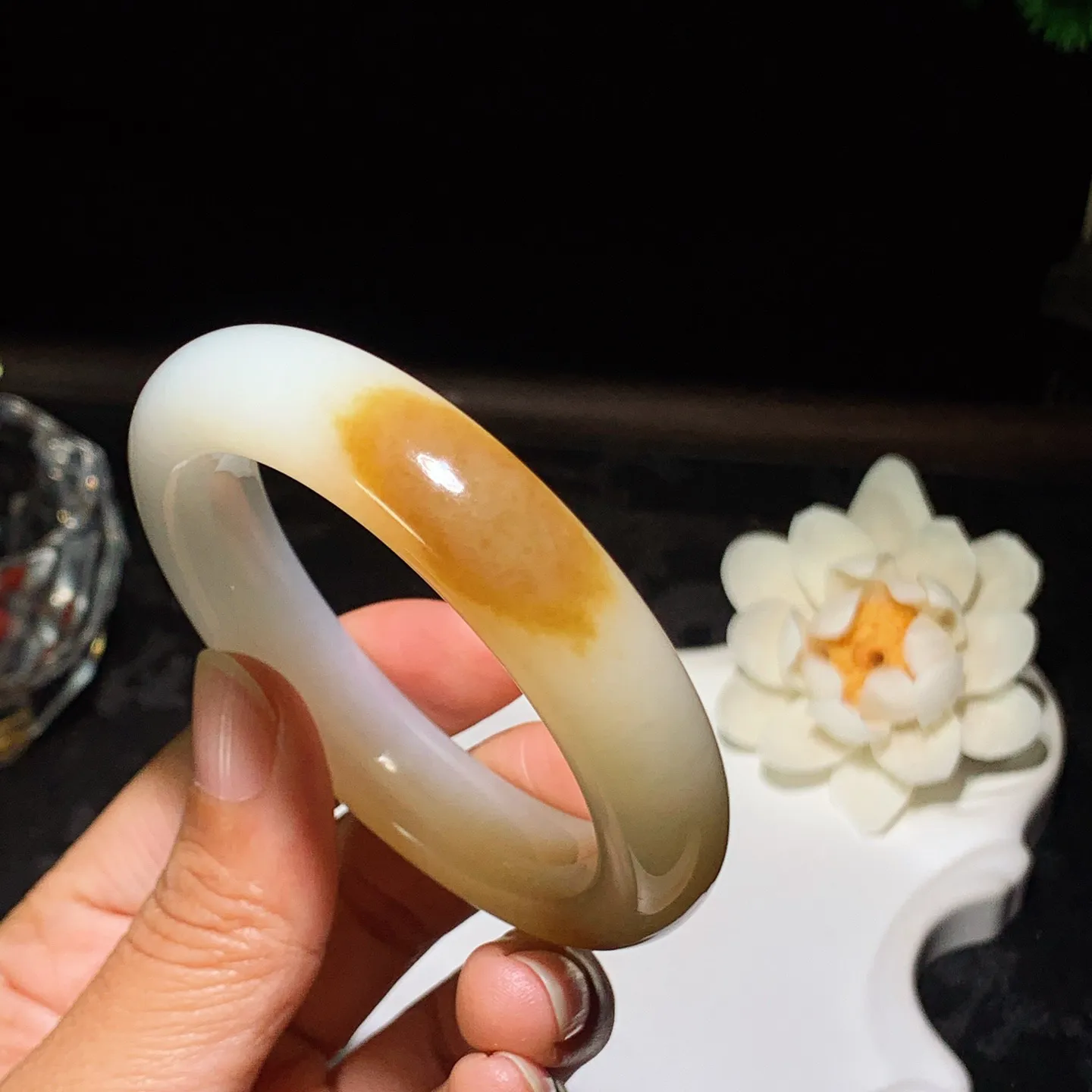 新疆和田玉羊脂白且末糖手镯 52圈口条宽12厚9重57.5克。玉质细腻油润。手推出油。佩戴高端典雅。lt260205