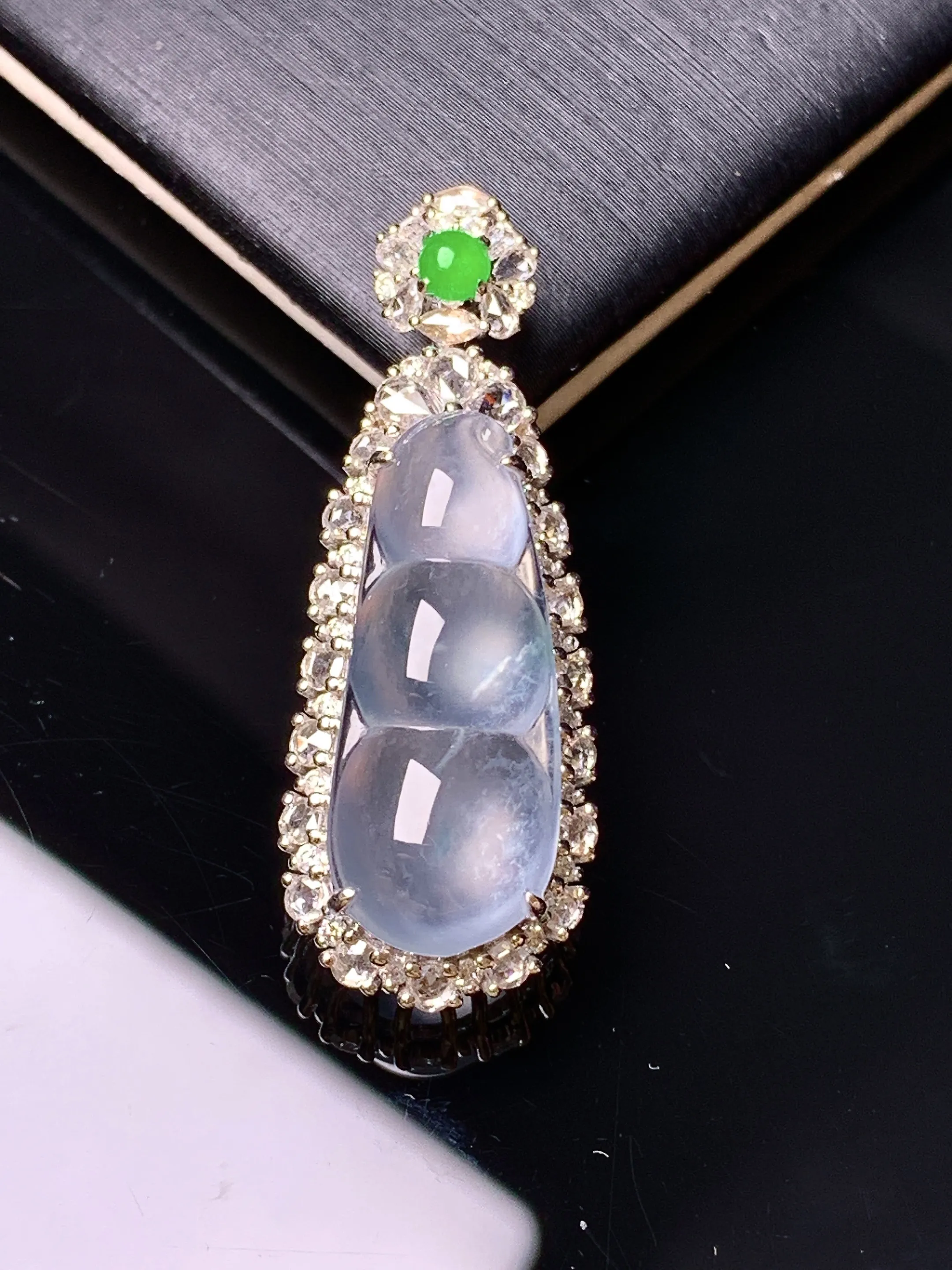 18k金钻镶嵌冰种四季豆吊坠 玉质细腻 色泽艳丽清新 整体尺寸33.8*12.6*9.2