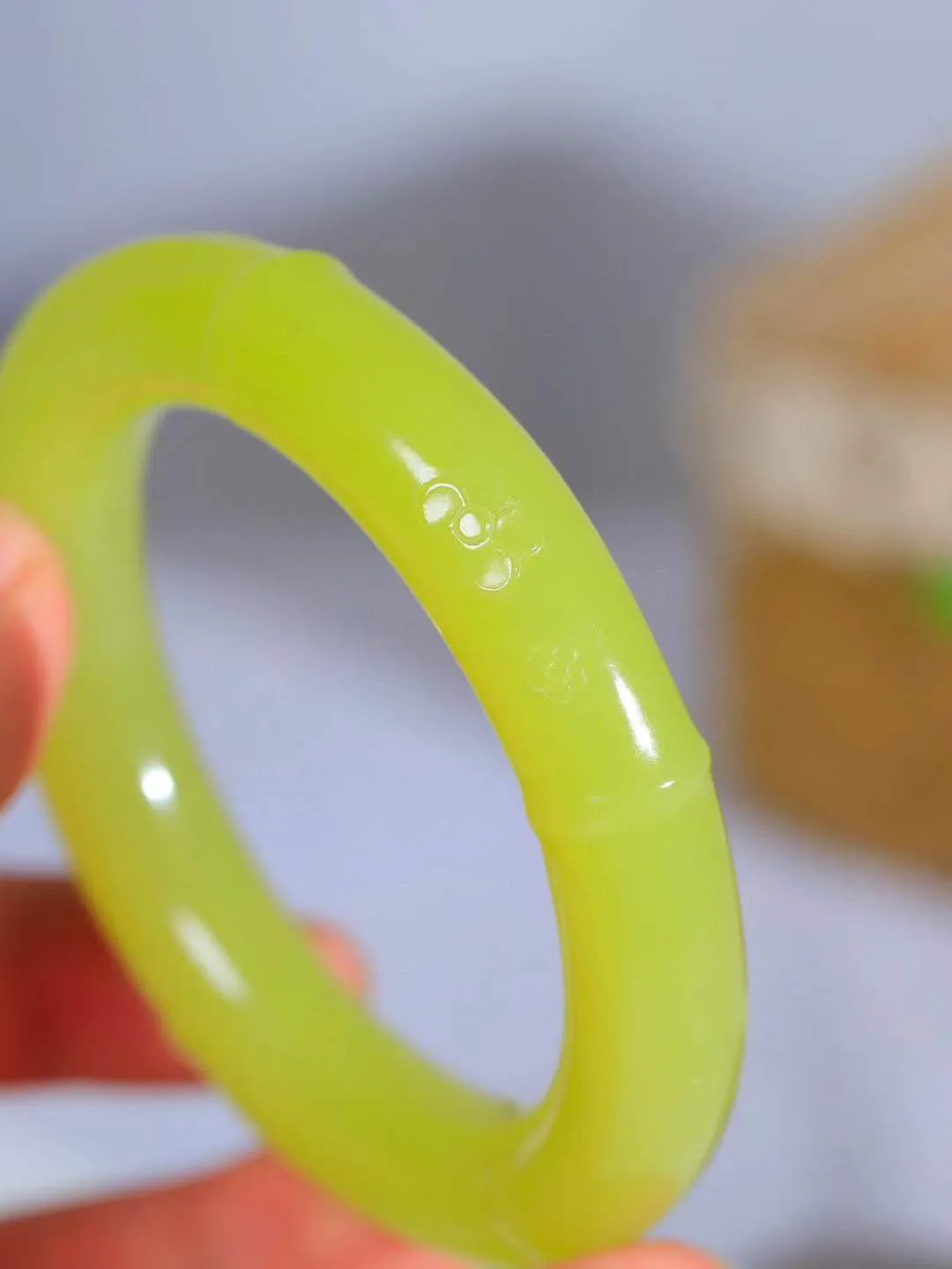 【节节高升.手镯】

收藏级臻品和田玉黄口竹手镯，玉质温润细腻，苏工精雕竹节，竹子品德高尚，生而有节，象征气节正直、不屈不俗。竹叶纤秀俊逸，舒展自如，迎风摇曳，柔美清逸，清新典雅。️整器画面空灵简洁佩于胸前，寓意祝福，高风亮节，步步高升。
内径54mm尺寸12-11.5mm重69克9920477T