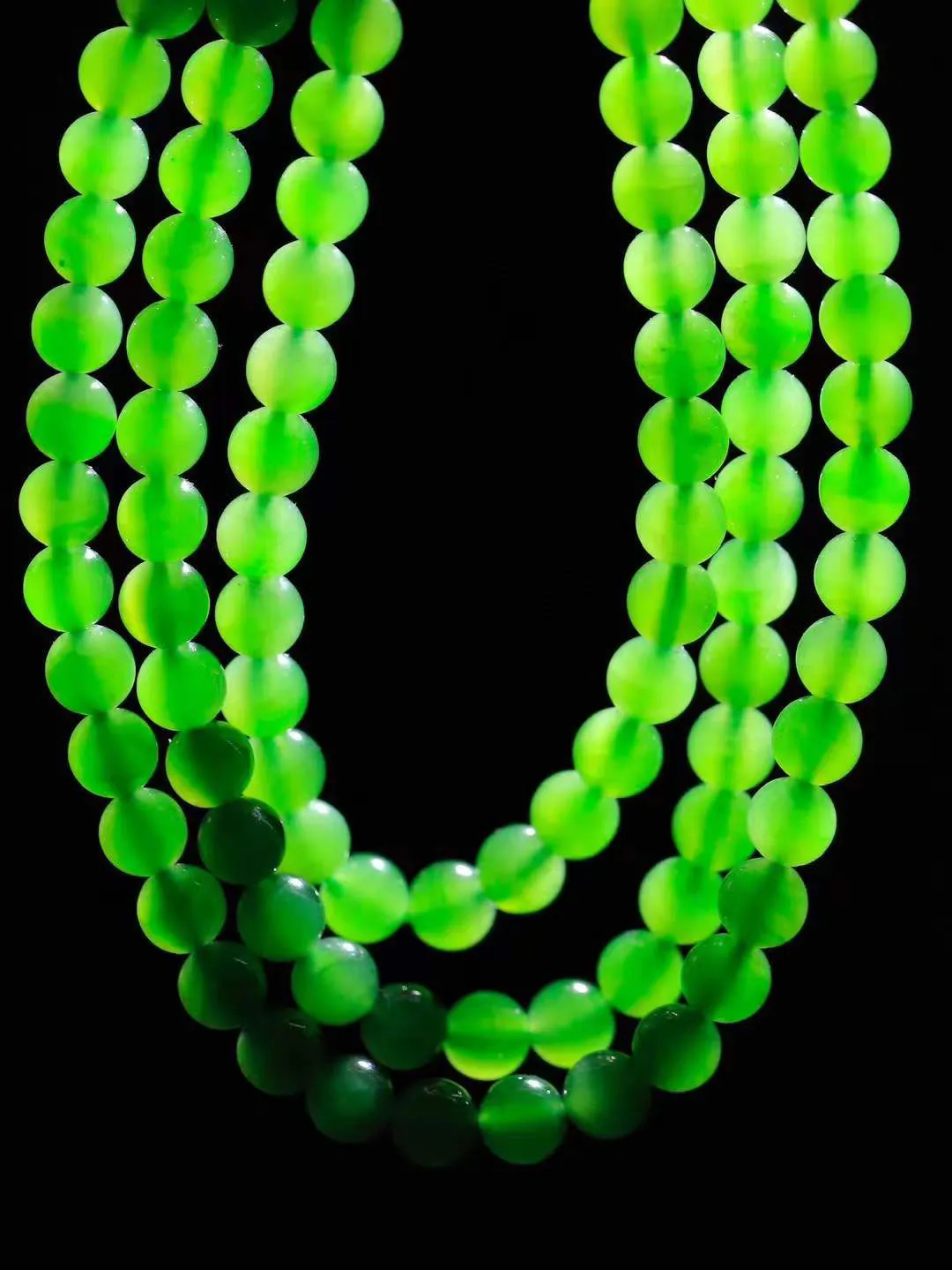 【珠圆玉润.项链】

精品和田玉碧玉珠圆玉润项链 玉质温润细腻  整串打磨圆润，佩戴舒适。珠珠落玉盘，间关莺语花底滑，一生美好时光，无论身在何处，都有它相伴相守。事事顺遂，幸福美满，吉祥如意。重39克 尺寸取一6mm  8920478A