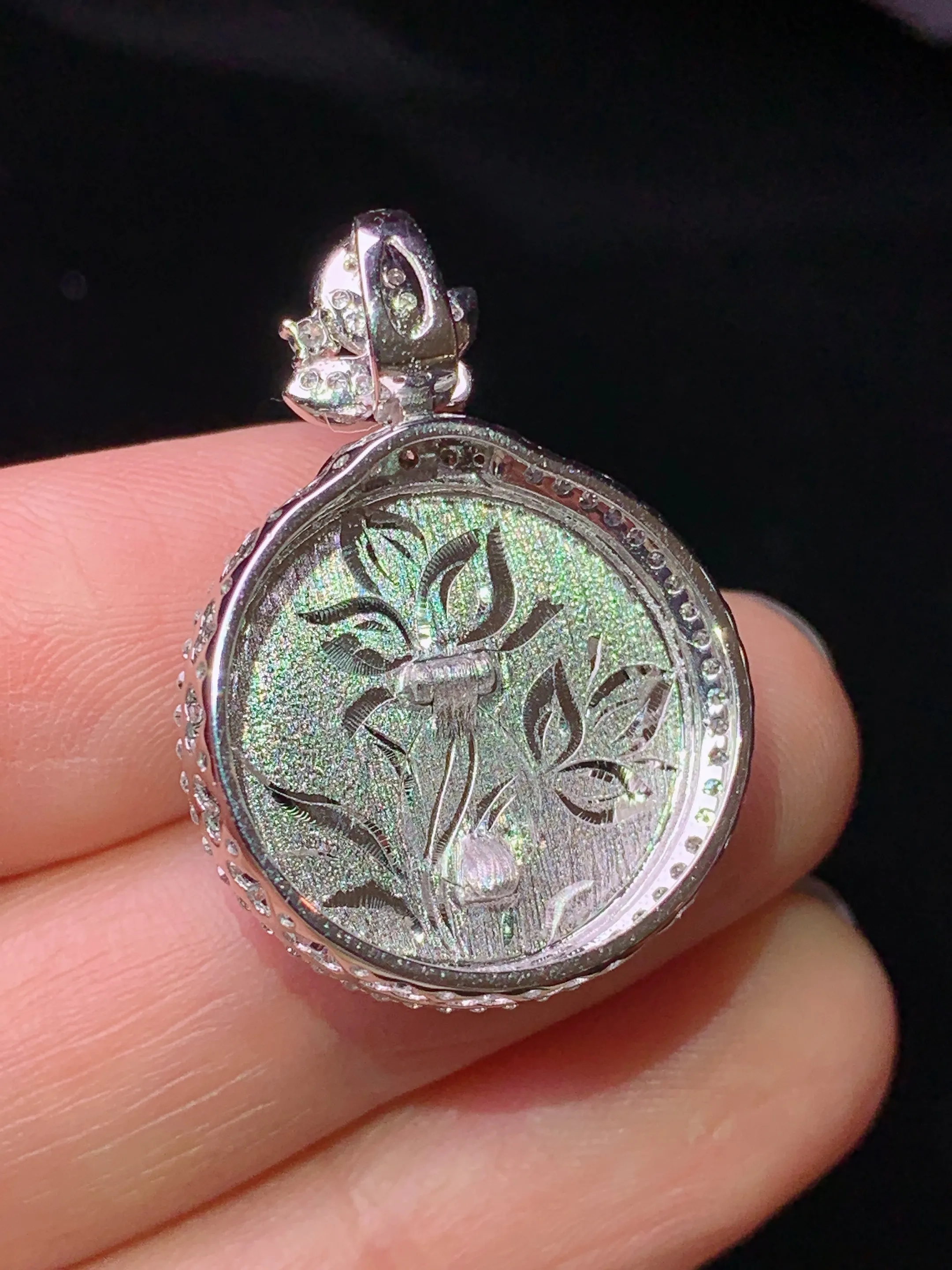 18k金钻镶嵌翠绿平安扣吊坠 玉质细腻 色泽艳丽清新 整体尺寸29*20.3*8.5