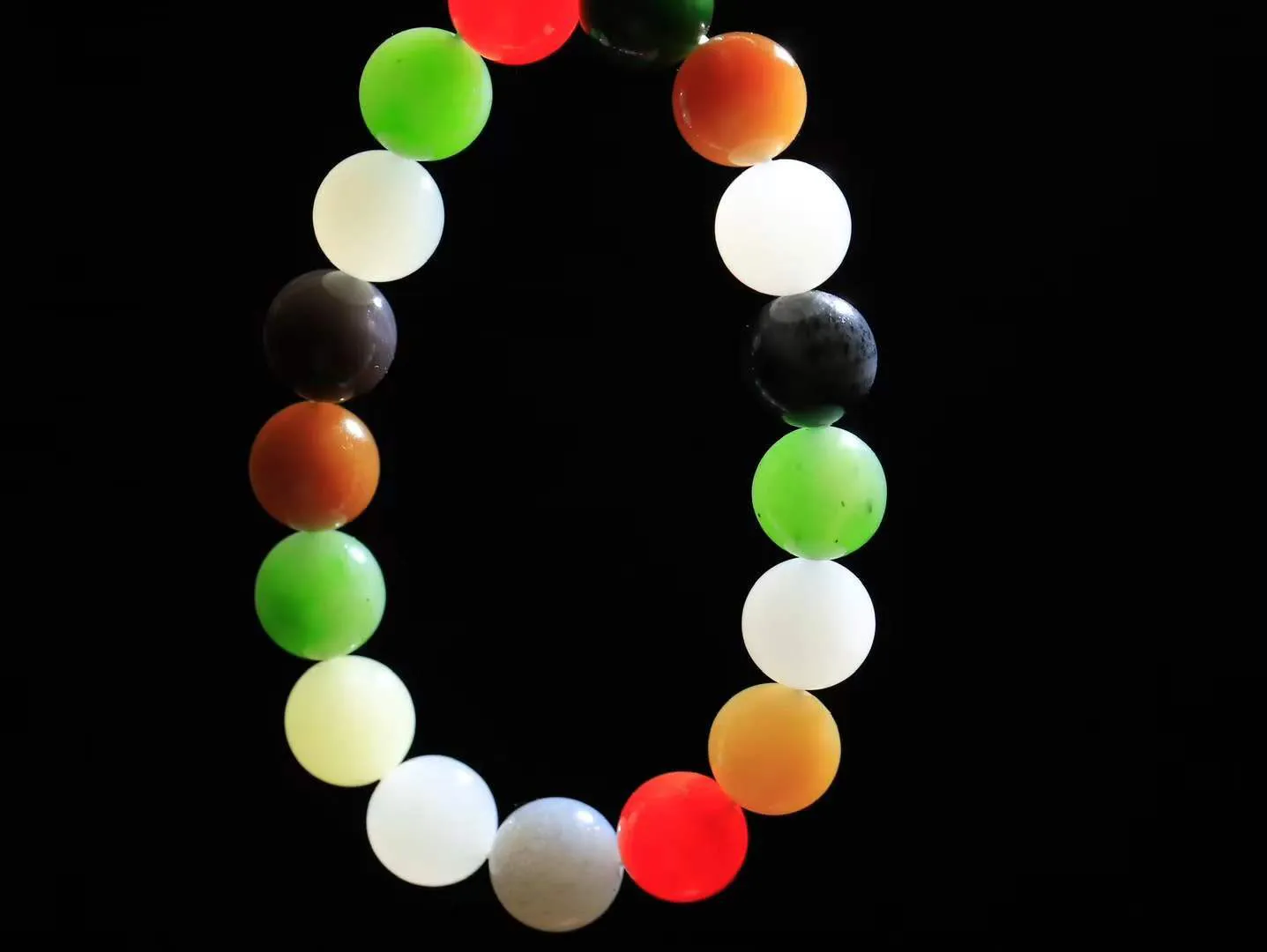 【福运相伴.多宝手串】

货头精选 和田玉多宝圆珠手串，每一颗玉石都凝聚自然的灵气与岁月的沉淀，寓意福禄寿喜，守护您的平安与幸福。佩戴它，感受千年玉文化的温润与优雅。重44克  尺寸取一12mm  6620533T