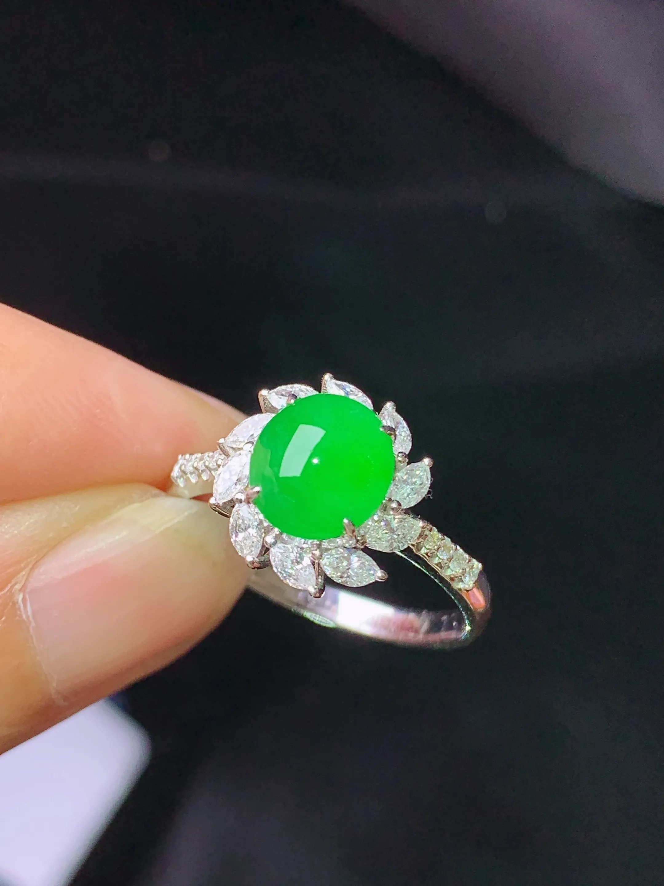 18k金钻镶嵌满绿蛋面戒指 玉质细腻 色泽艳丽清新 圈口15 整体尺寸11.8*7.8