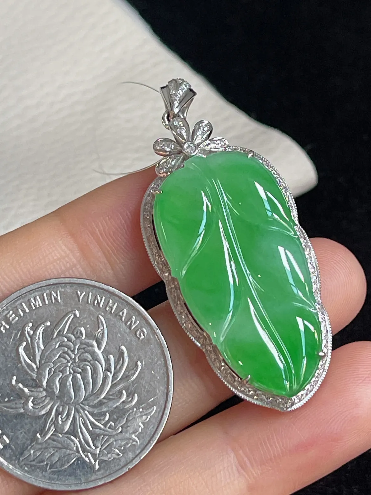 翡翠冰糯种飘绿叶子，印记：G18K,伴钻石