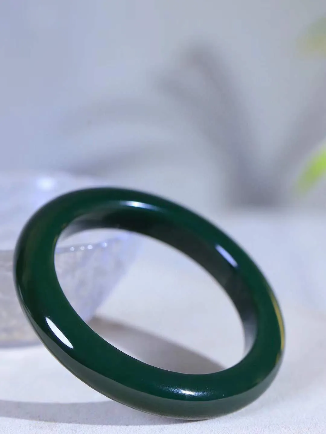 【婉约佳人.手镯】

精品和田玉青玉细料手镯 玉质温润细腻 油性十足 手感舒适，高华雅逸，线条流畅，简约大气，美自天成，素雅高贵。佩戴于腕间，婉约之美，举手投足间透出那份低调奢华。重70.8克 内径58.5mm  尺寸12.4-10.6mm   FDL-1127533