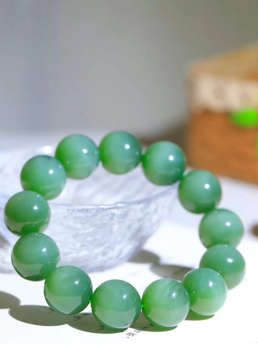 （猫眼手串）

精品和田玉碧玉猫眼圆珠手串 质地温润灵动 猫眼儿般的光中，有波光潋滟，也有梦幻清韵。行走于市井的喧嚣，相顾不言，便得清欢。重121.2克 尺寸取一18mmFDT-2320453