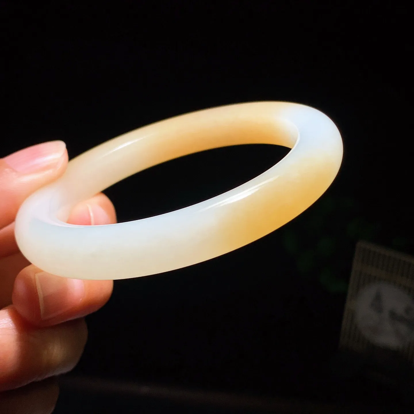 55圈口 新疆和田玉羊脂白且末糖手镯 55圈口条宽10厚9重44.5克。玉质细腻油润。手推出油。佩戴高端典雅。lt260205