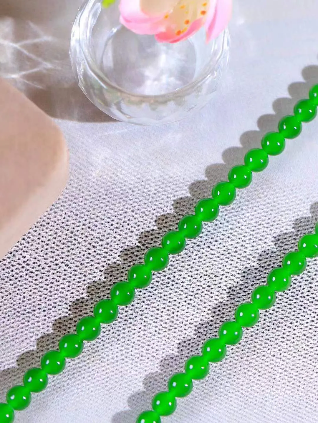 【珠圆玉润.项链】

精品和田玉碧玉珠圆玉润项链 玉质温润细腻  整串打磨圆润，佩戴舒适。珠珠落玉盘，间关莺语花底滑，一生美好时光，无论身在何处，都有它相伴相守。事事顺遂，幸福美满，吉祥如意。重36.8克 尺寸取一6mm  8920478A