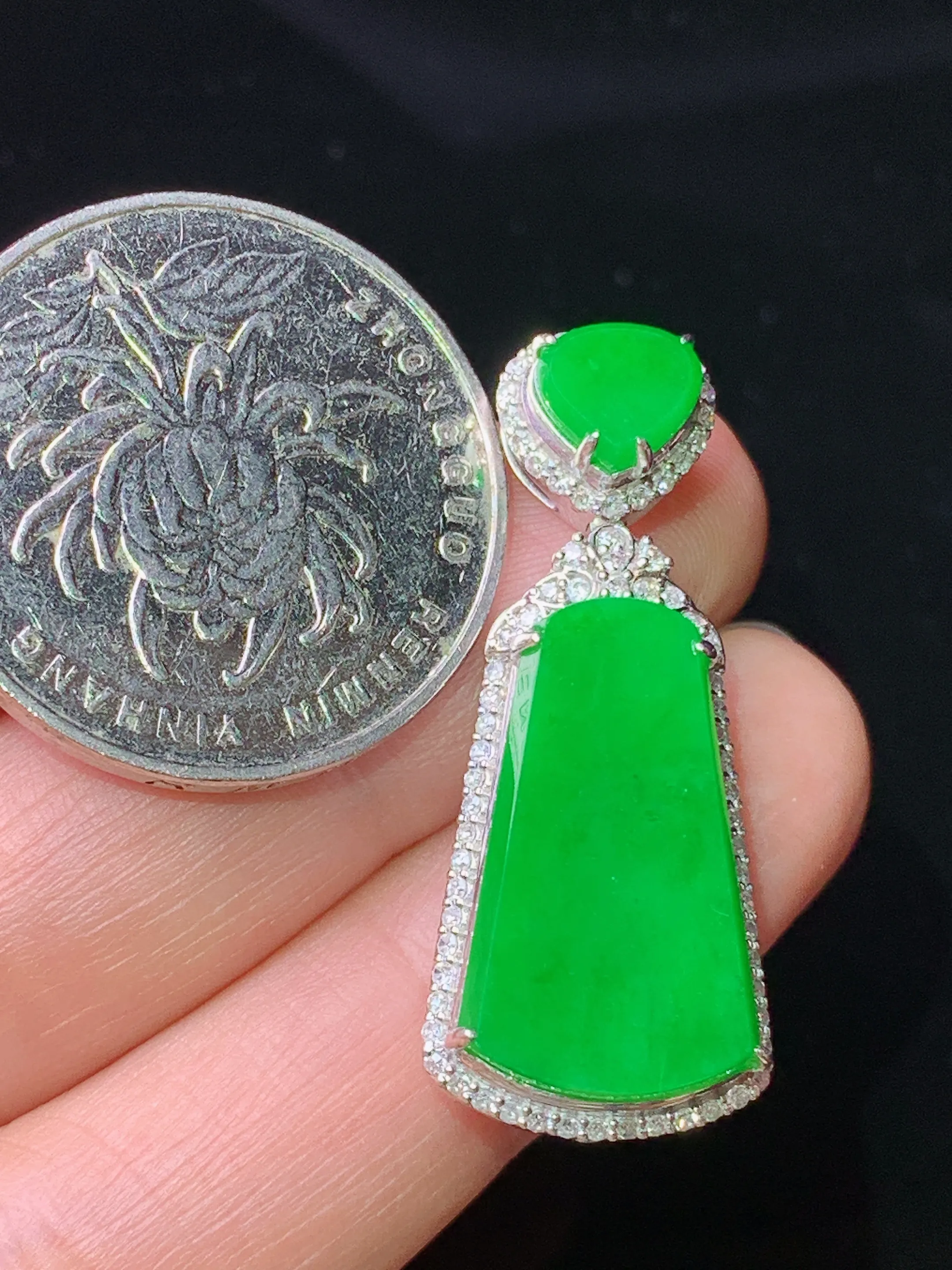 18k金钻镶嵌满绿无事牌吊坠 玉质细腻 色泽艳丽清新 整体尺寸33.2*13.8*9.2