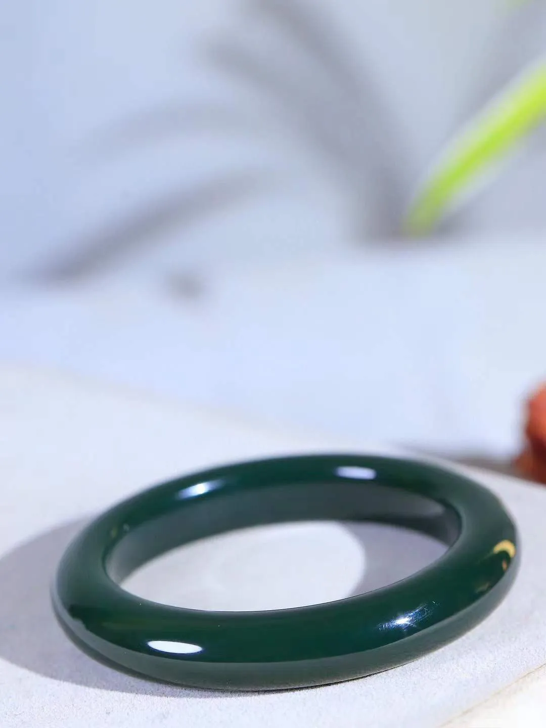 【婉约佳人.手镯】

精品和田玉青玉细料手镯 玉质温润细腻 油性十足 手感舒适，高华雅逸，线条流畅，简约大气，美自天成，素雅高贵。佩戴于腕间，婉约之美，举手投足间透出那份低调奢华。重70.8克 内径58.5mm  尺寸12.4-10.6mm   FDL-1127533