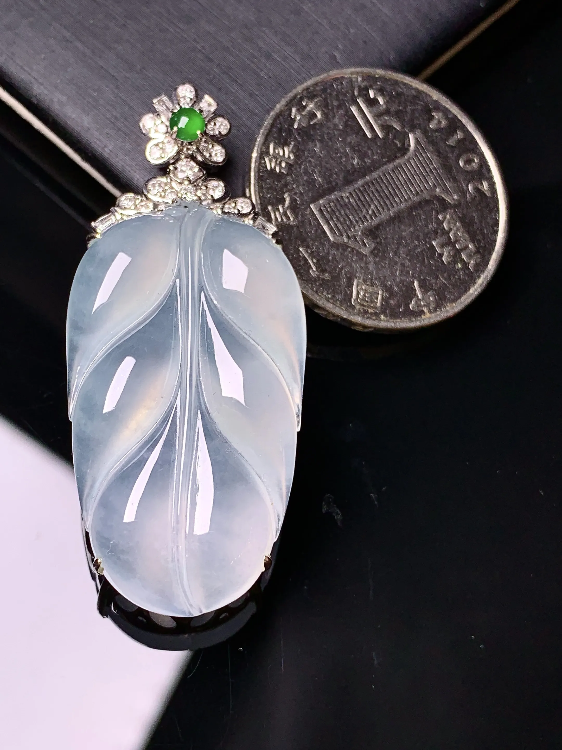 18k金钻镶嵌冰种树叶吊坠 玉质细腻 色泽艳丽清新 整体尺寸45.2*19.3*8.3