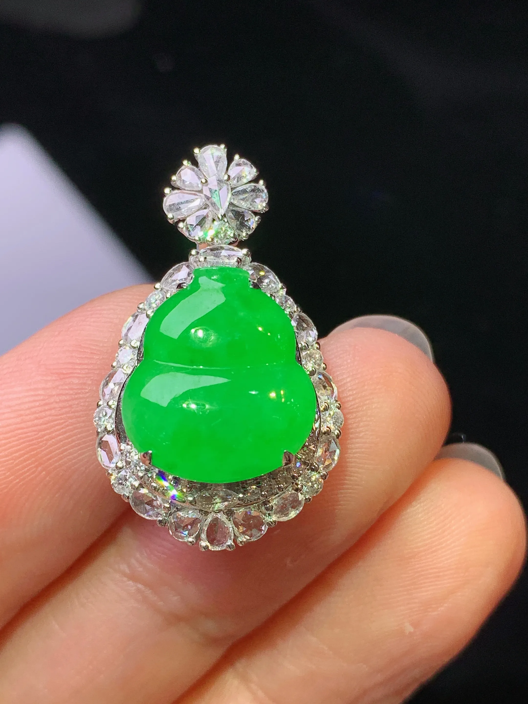 18k金钻镶嵌满绿葫芦吊坠 玉质细腻 色泽艳丽清新 整体尺寸26.8*16*10.2