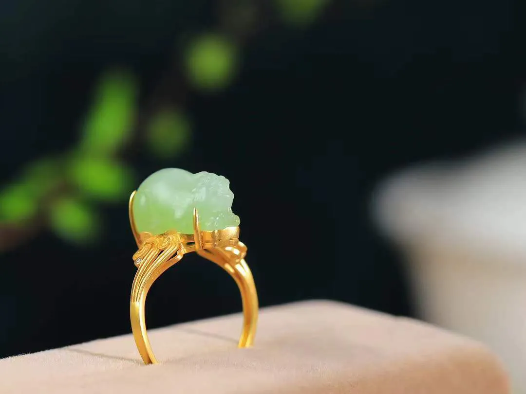 （金镶玉.招财貔貅.戒指）

精品和田玉翠青18k金镶嵌貔貅戒指，质地细腻油润，精工雕刻，貔貅表