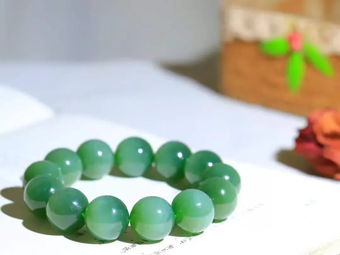 （猫眼手串）

精品和田玉碧玉猫眼圆珠手串 质地温润灵动 猫眼儿般的光中，有波光潋滟，也有梦幻清韵