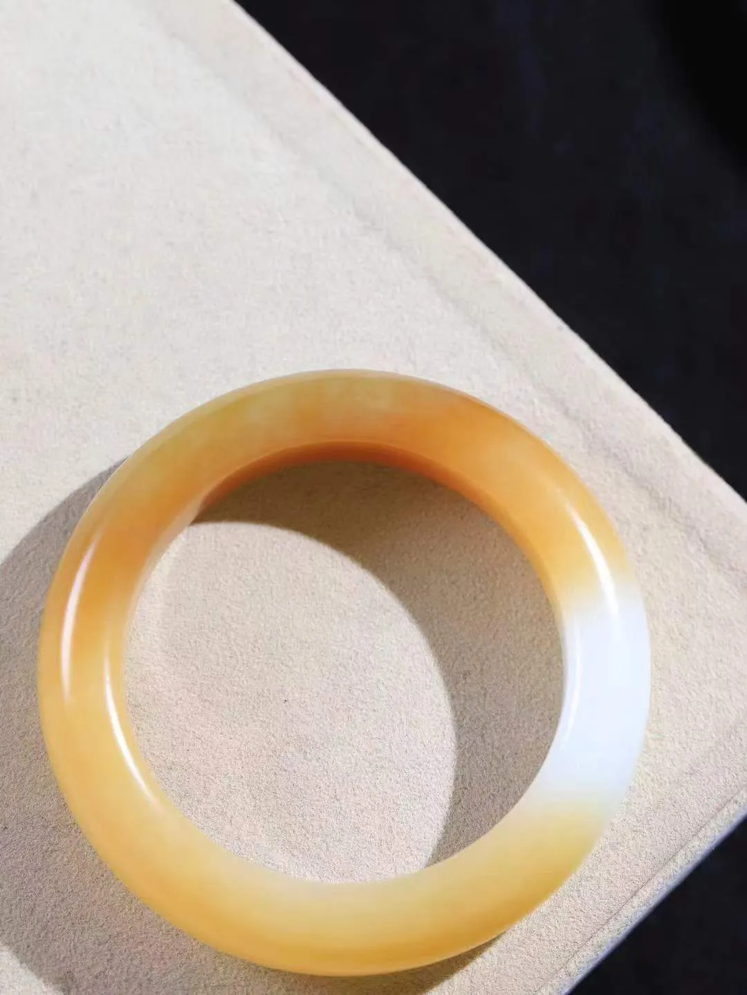 （一见倾心.手镯）

精品和田玉糖白玉手镯，玉质温润细腻 油性十足 手感舒适，高华雅逸，线条流畅，简约大气，美自天成，素雅高贵。佩戴于腕间，婉约之美，举手投足间透出那低调奢华。重81克 尺寸54-15.3-10.7mm1627430T