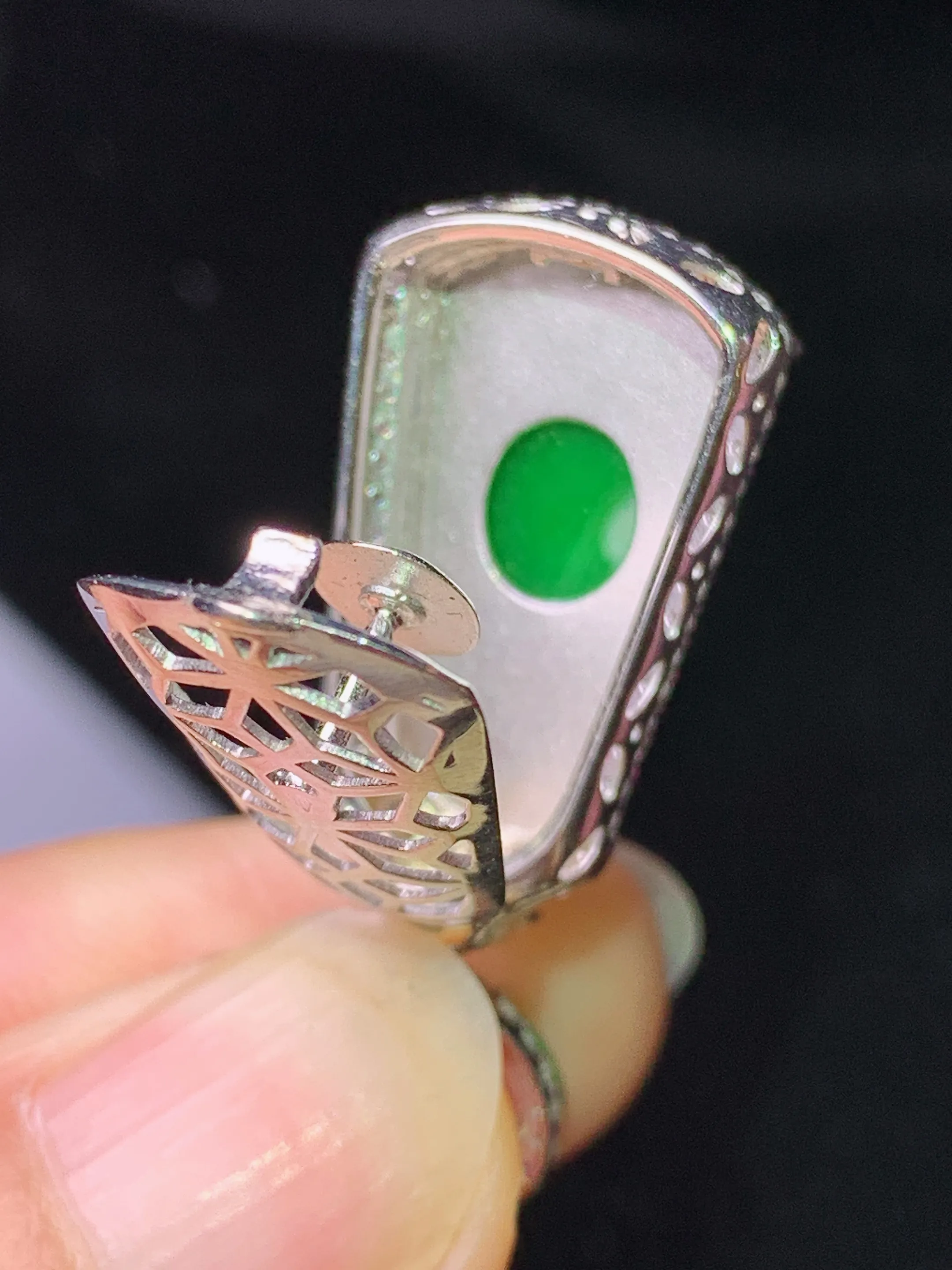 18k金钻镶嵌满绿无事牌吊坠 玉质细腻 色泽艳丽清新 整体尺寸33.2*13.8*9.2