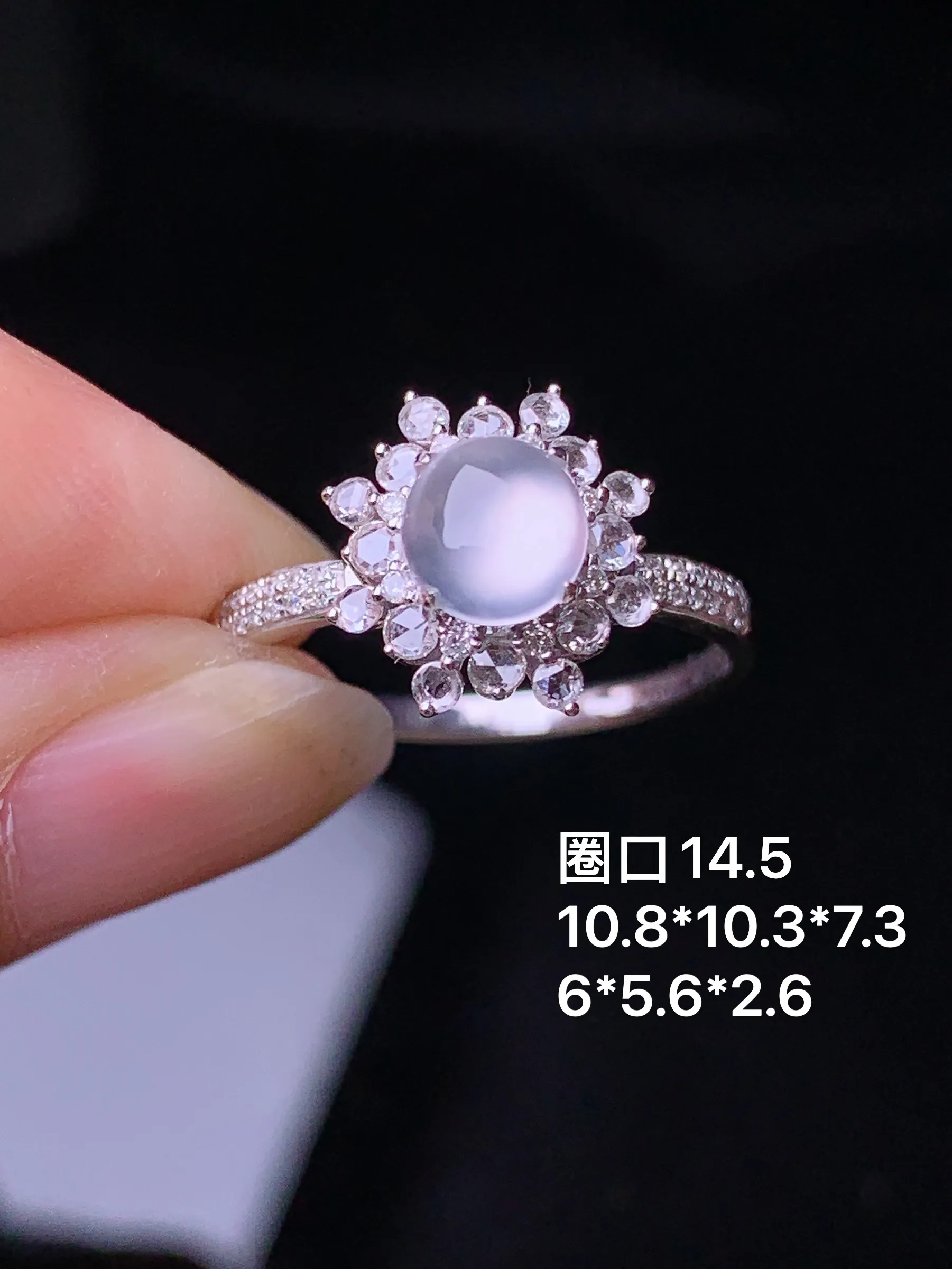 18k金钻镶嵌冰种蛋面戒指 玉质细腻 色泽艳丽清新 圈口14.5 整体尺寸10.8*10.3*7.3