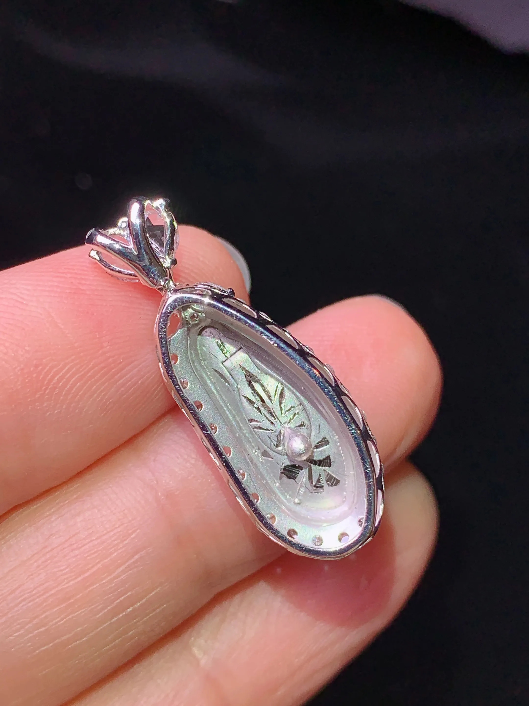 18k金钻镶嵌满绿四季豆吊坠 玉质细腻 色泽艳丽清新 整体尺寸27*10.2*8.5