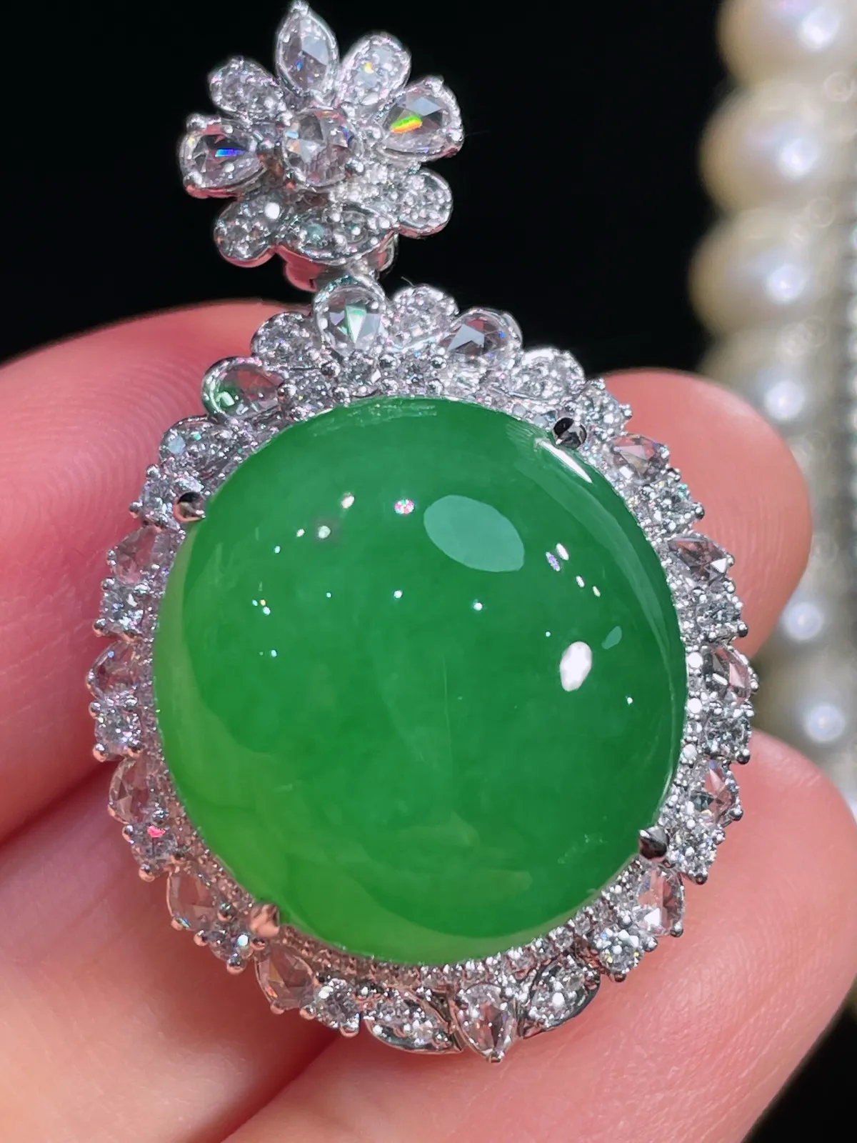 天然缅甸翡翠A货
满绿蛋面吊坠
18k金镶嵌钻石 
细腻水灵