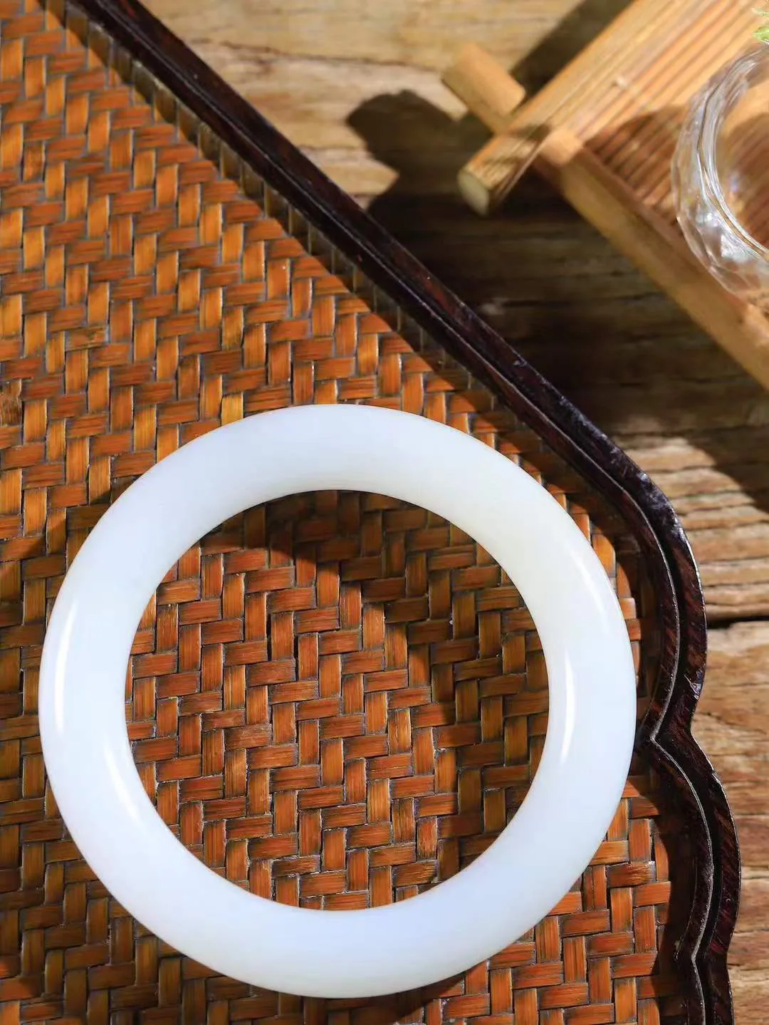 【玉佳人·手镯】

精品和田玉白玉双色圆条手镯 ，玉质细腻油润，做工细致精美，端庄素雅，亭亭玉立，芊芊素手。芊芊素手，怎能忘镯？秀美圆条，更显婀娜。内径54.5mm 尺寸11.7-11.2mm重62.7克6926400T