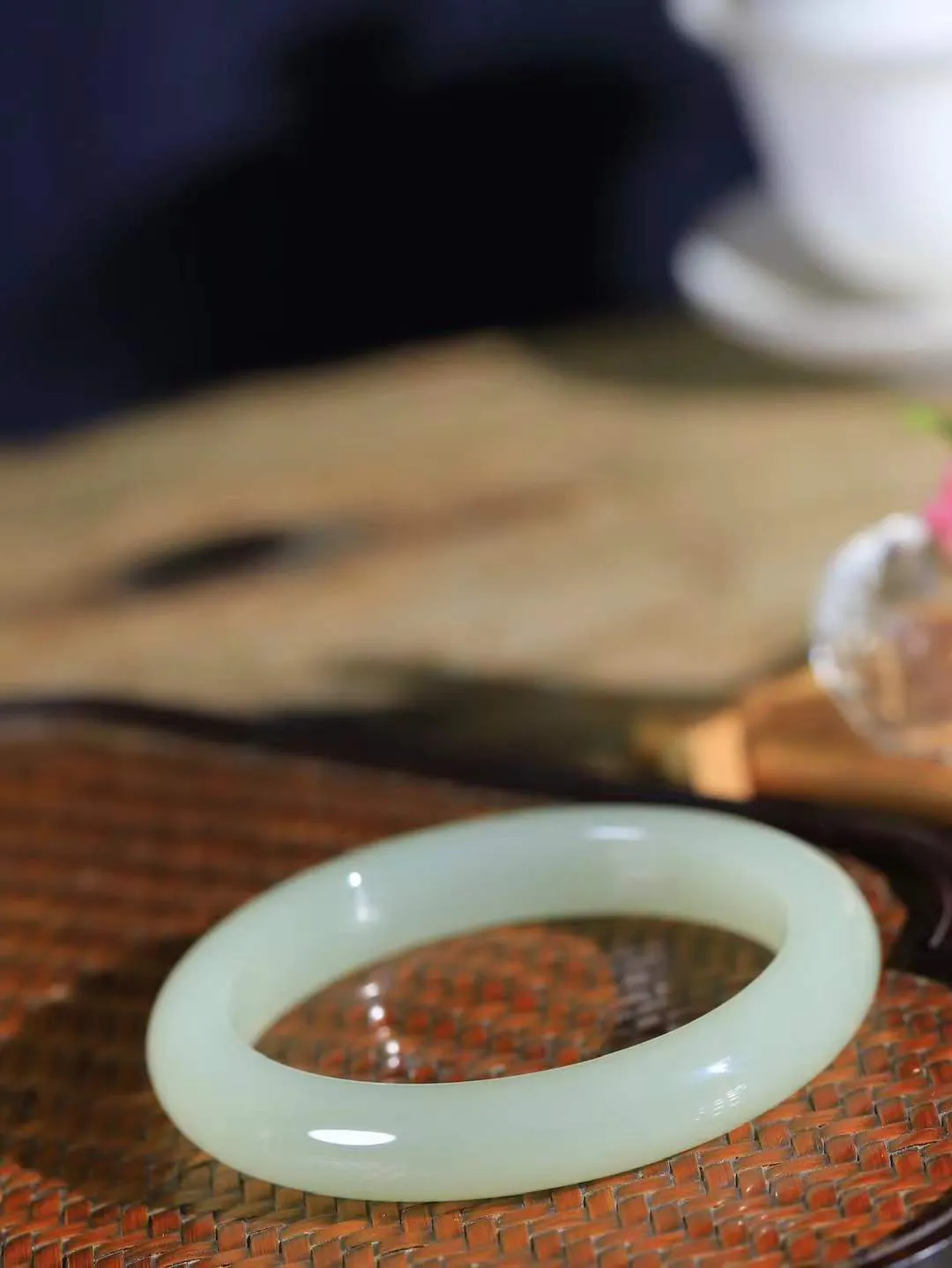 【晴水相伴.镯】

精品️和田玉晴水手镯，以其淡雅的晴水色调，成为腕间的一抹亮色。玉质细腻，触感温