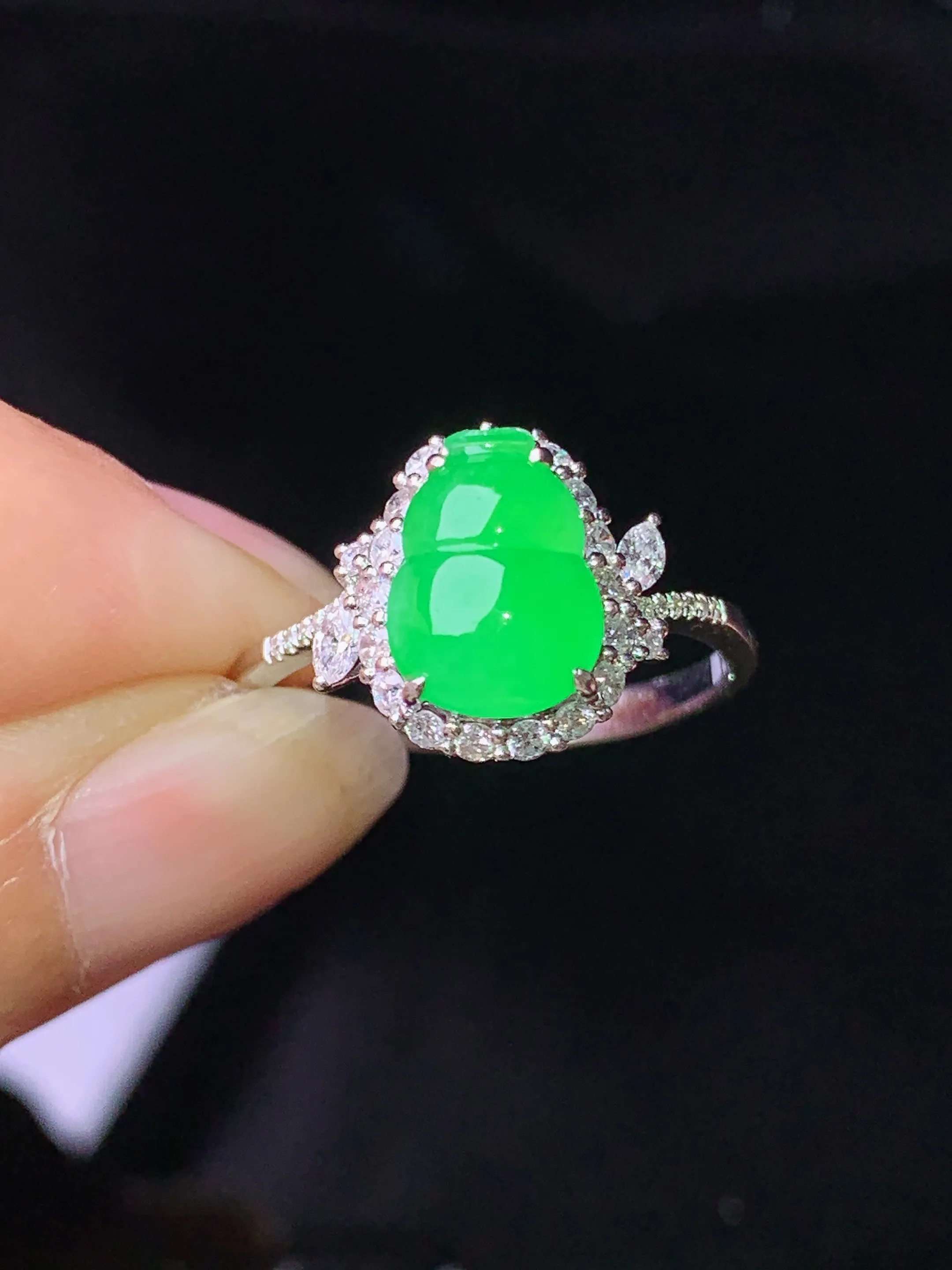 18k金钻镶嵌翠绿葫芦戒指 玉质细腻 色泽艳丽清新 圈口14.5 整体尺寸11.6*12*7