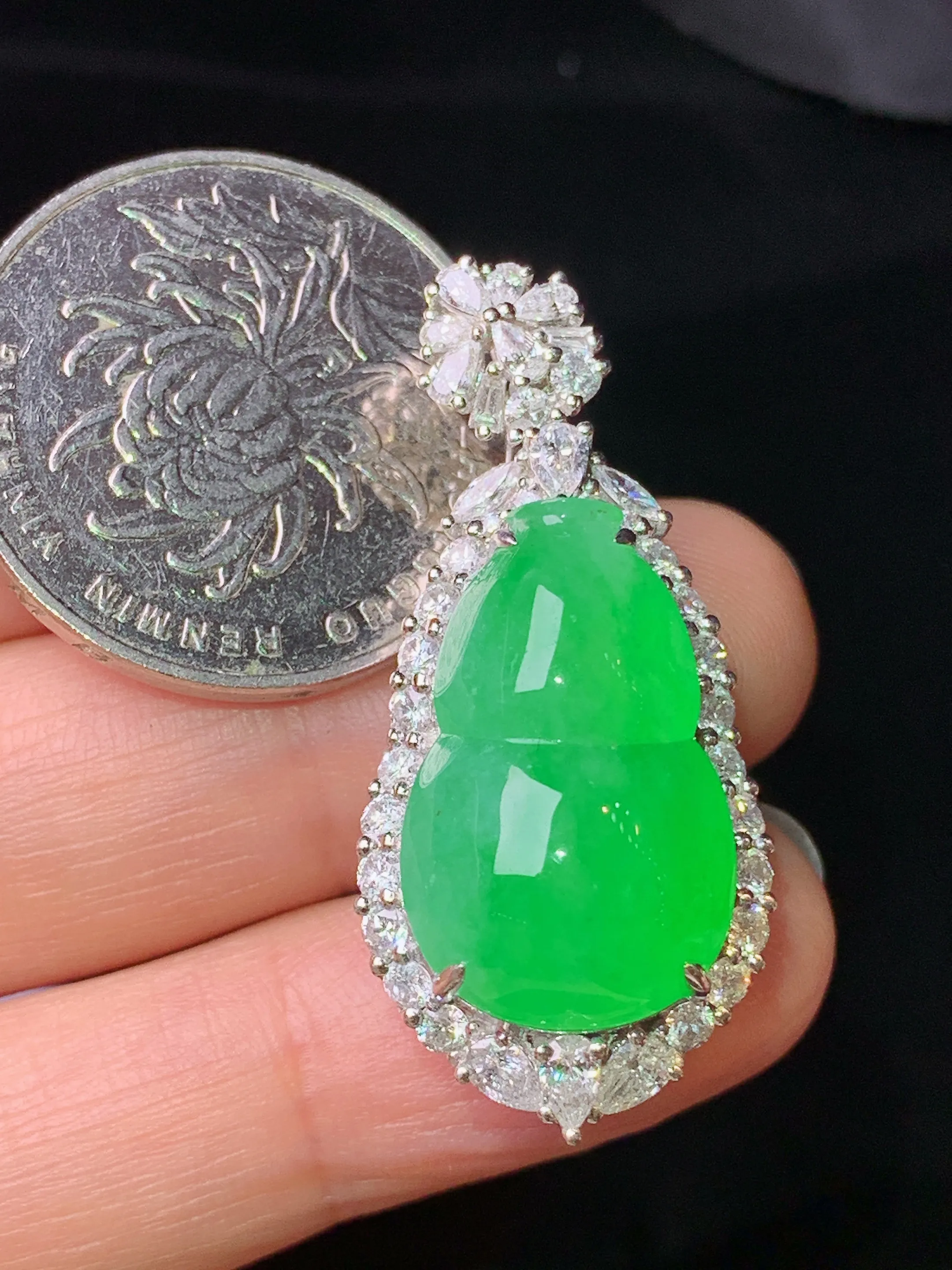 18k金钻镶嵌翠绿葫芦吊坠 玉质细腻 色泽艳丽清新 整体尺寸37.7*16.8*14.5