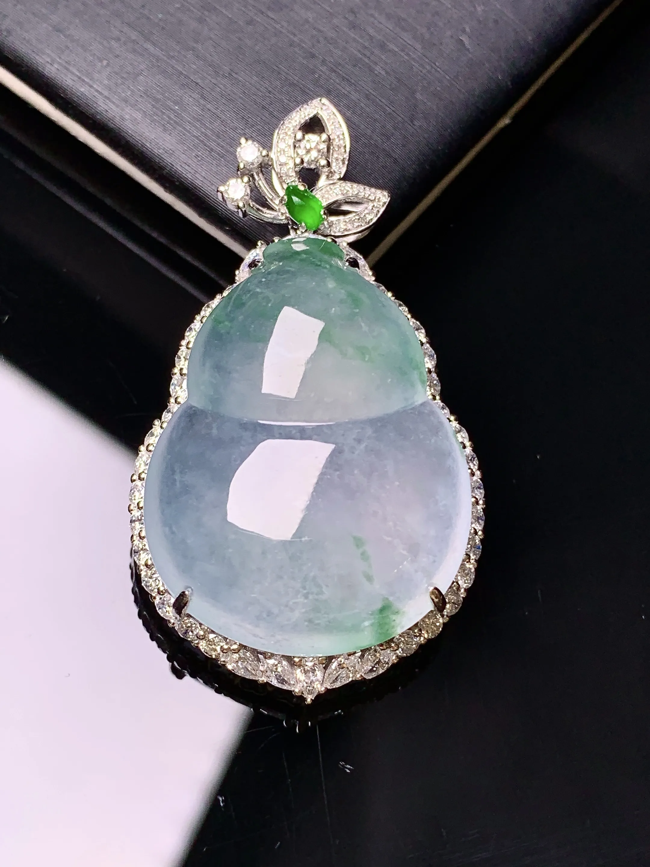 18k金钻镶嵌冰种飘绿葫芦吊坠 玉质细腻 色泽艳丽清新 整体尺寸41.2*23.2*10.8