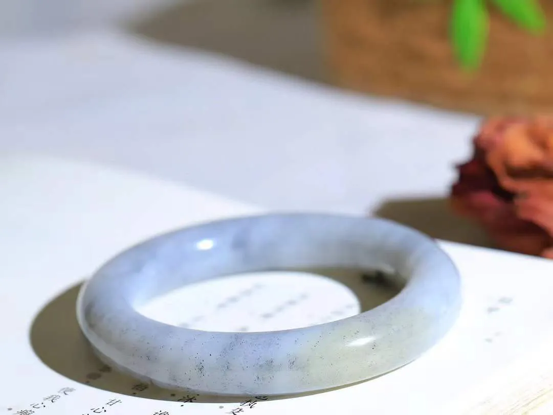 【籽.水墨风情.手镯】

新疆和田籽料青花手镯 玉质细腻饱满，镯型大气，脂感油润。青花晕染轻淌，让人