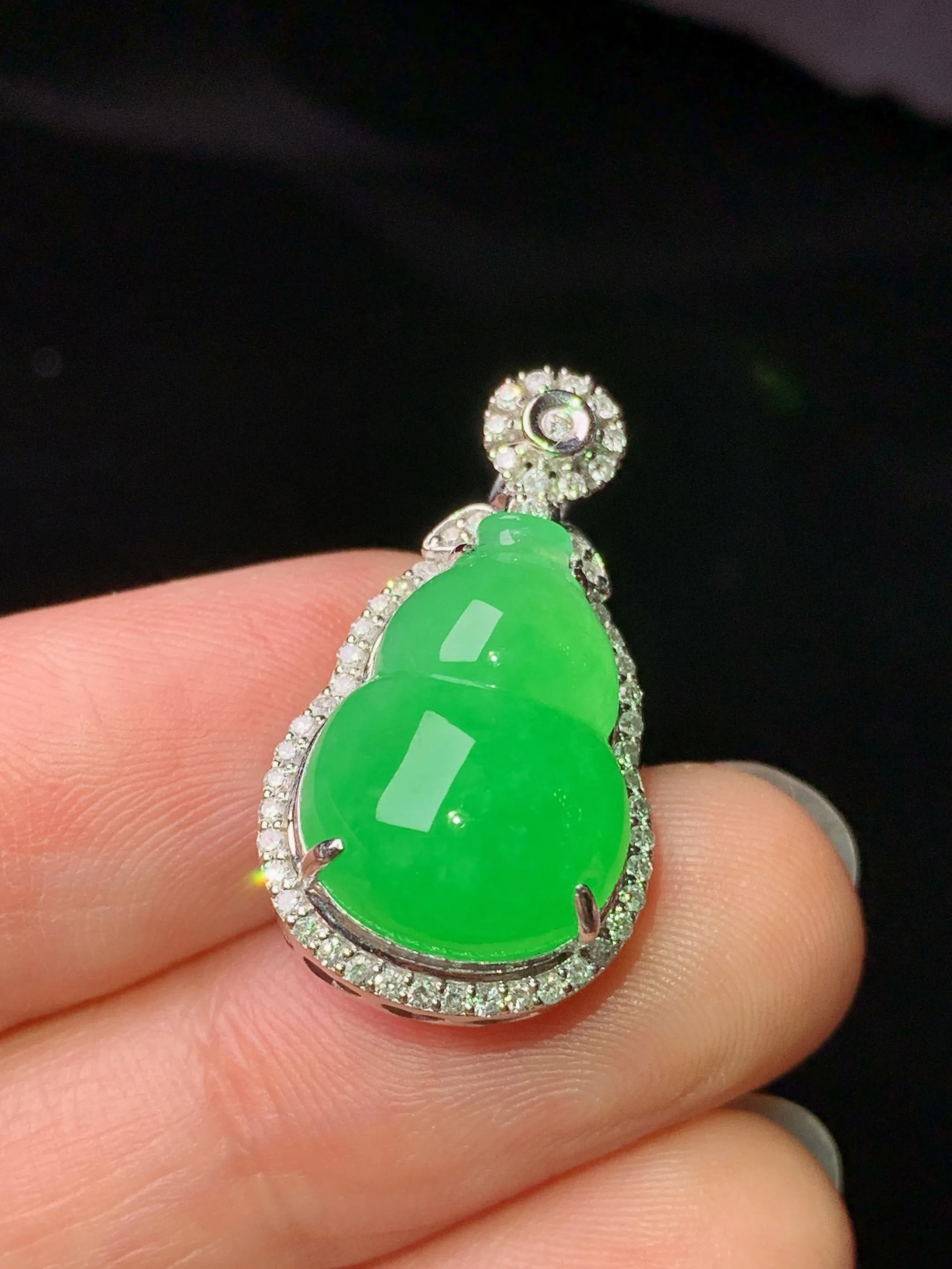 18k金钻镶嵌翠绿葫芦吊坠 玉质细腻 色泽艳丽清新 整体尺寸25*14*9.8