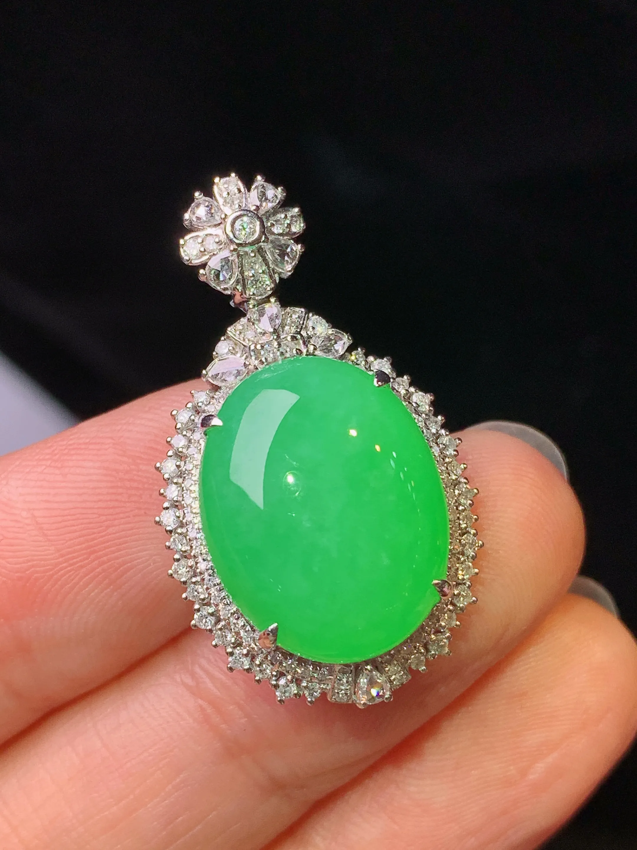 18k金钻镶嵌满绿蛋面吊坠 玉质细腻 色泽艳丽清新 整体尺寸30.5*18*10