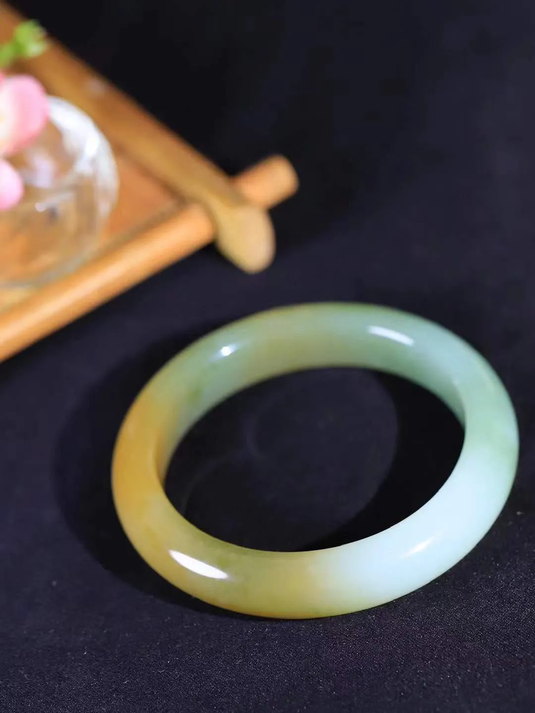 【花样年华·手镯】

精品和田玉三色手镯，质地油润细腻，色泽高贵典雅，镯型古朴典雅。在诗情画意的雨巷相遇，你是我腕间的一抹风情，有你眸有深情，清风荡漾湖间静水，我愿俯身低眉，在烟波涟漪处，寻你深情倩影。内径52.5mm尺寸12-8.5mm 重46.3克fDT-7820441