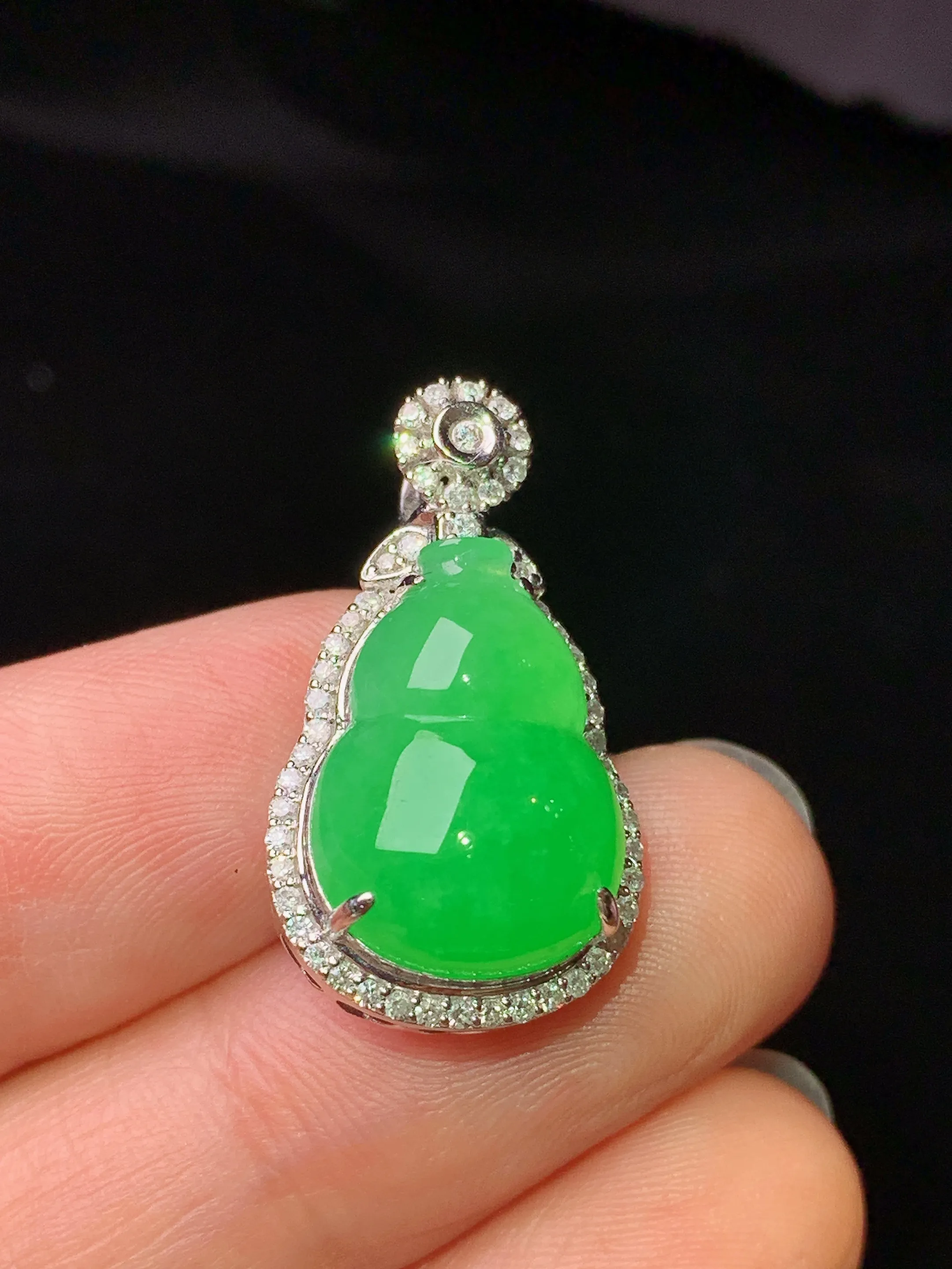 18k金钻镶嵌翠绿葫芦吊坠 玉质细腻 色泽艳丽清新 整体尺寸25*14*9.8