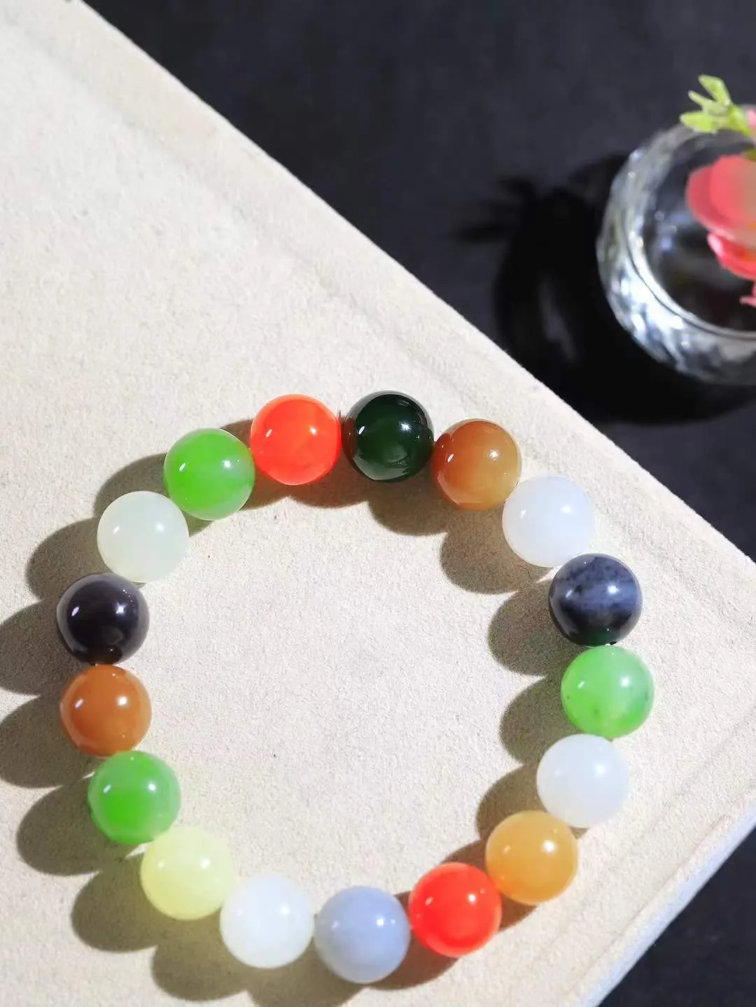 【福运相伴.多宝手串】

货头精选 和田玉多宝圆珠手串，每一颗玉石都凝聚自然的灵气与岁月的沉淀，寓意福禄寿喜，守护您的平安与幸福。佩戴它，感受千年玉文化的温润与优雅。重44克  尺寸取一12mm  6620533T