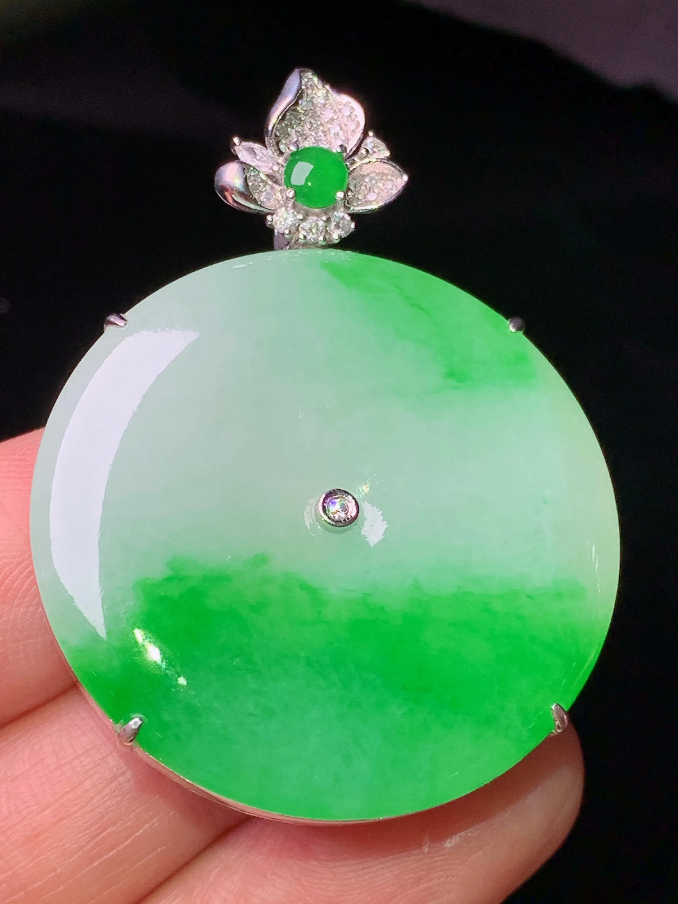 18k金钻镶嵌飘绿平安扣吊坠 玉质细腻 色泽艳丽清新 整体尺寸43.5*32.5*9.5