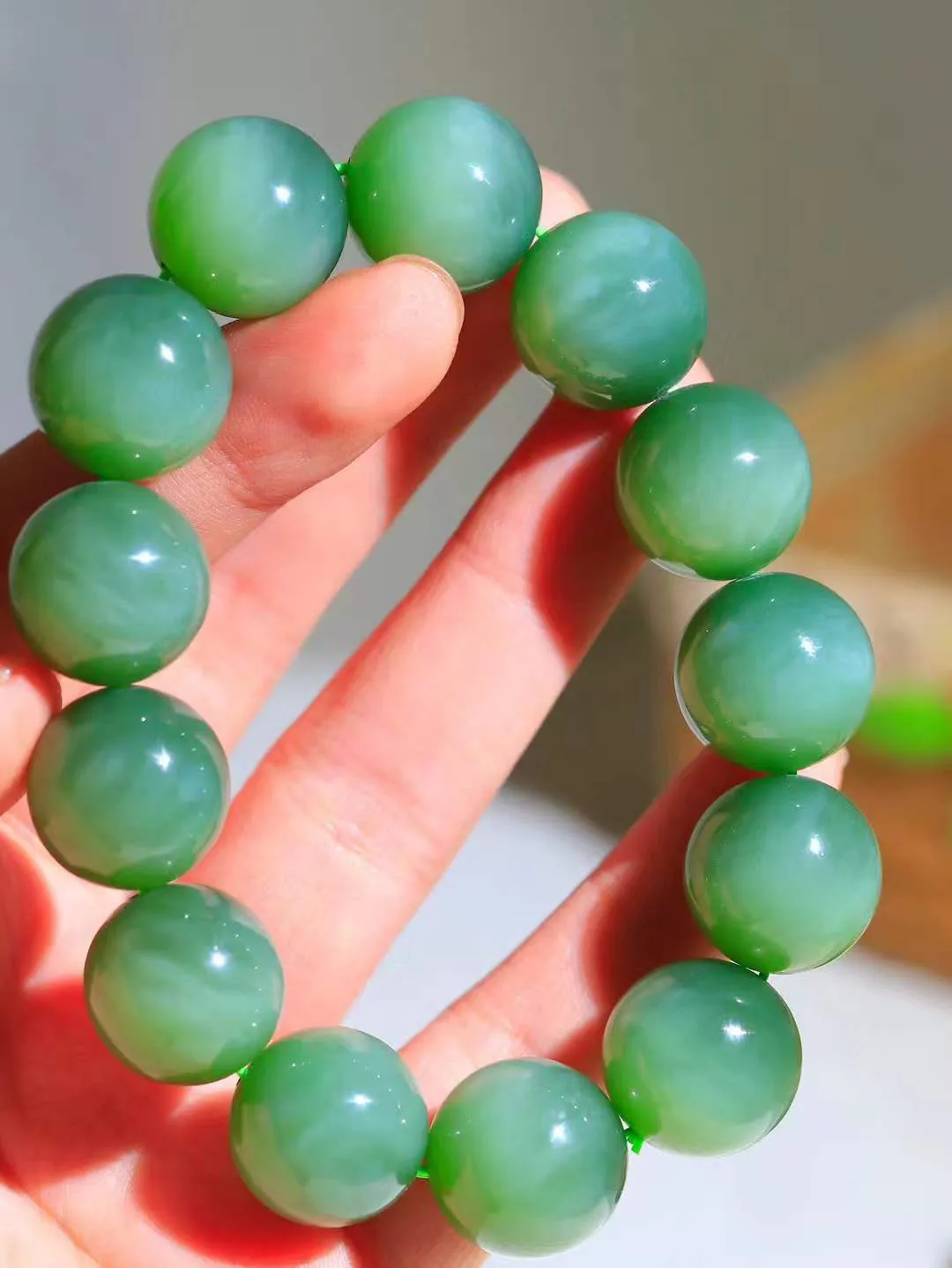 （猫眼手串）

精品和田玉碧玉猫眼圆珠手串 质地温润灵动 猫眼儿般的光中，有波光潋滟，也有梦幻清韵。行走于市井的喧嚣，相顾不言，便得清欢。重121.2克 尺寸取一18mmFDT-2320453