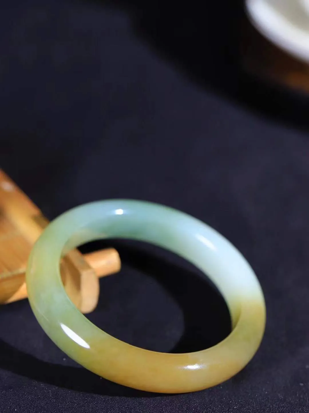 【花样年华·手镯】

精品和田玉三色手镯，质地油润细腻，色泽高贵典雅，镯型古朴典雅。在诗情画意的雨