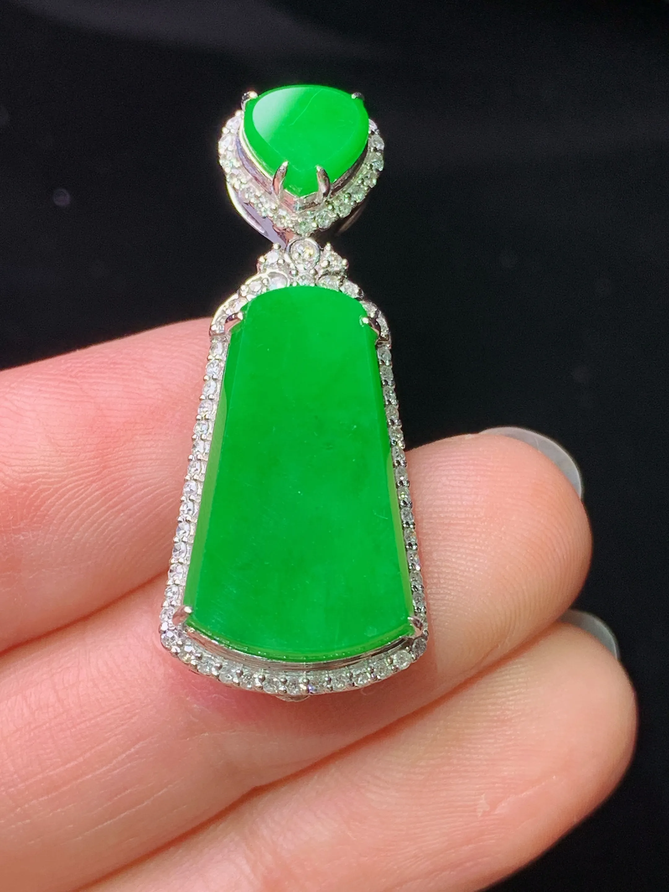 18k金钻镶嵌满绿无事牌吊坠 玉质细腻 色泽艳丽清新 整体尺寸33.2*13.8*9.2