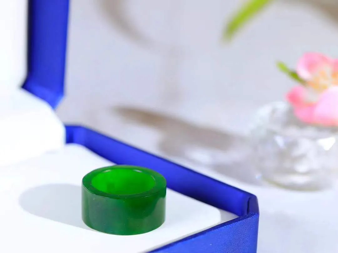 【古韵·扳指】

精品和田玉碧玉扳指，玉质温润，油润感十足， 整器古韵生辉。优雅高贵。运筹帷幄