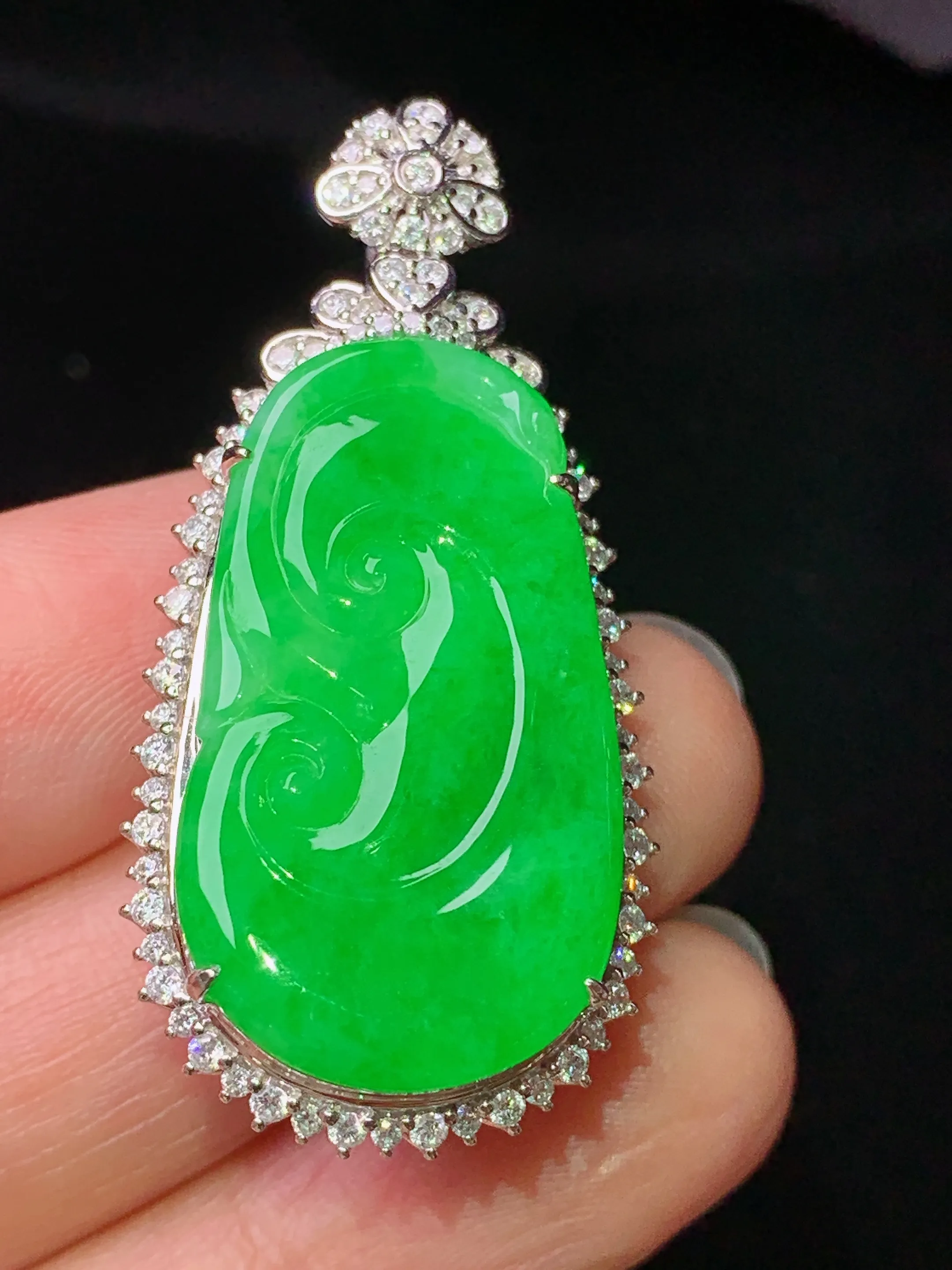 18k金钻镶嵌翠绿如意吊坠 玉质细腻 色泽艳丽清新 整体尺寸42.2*20.5*11